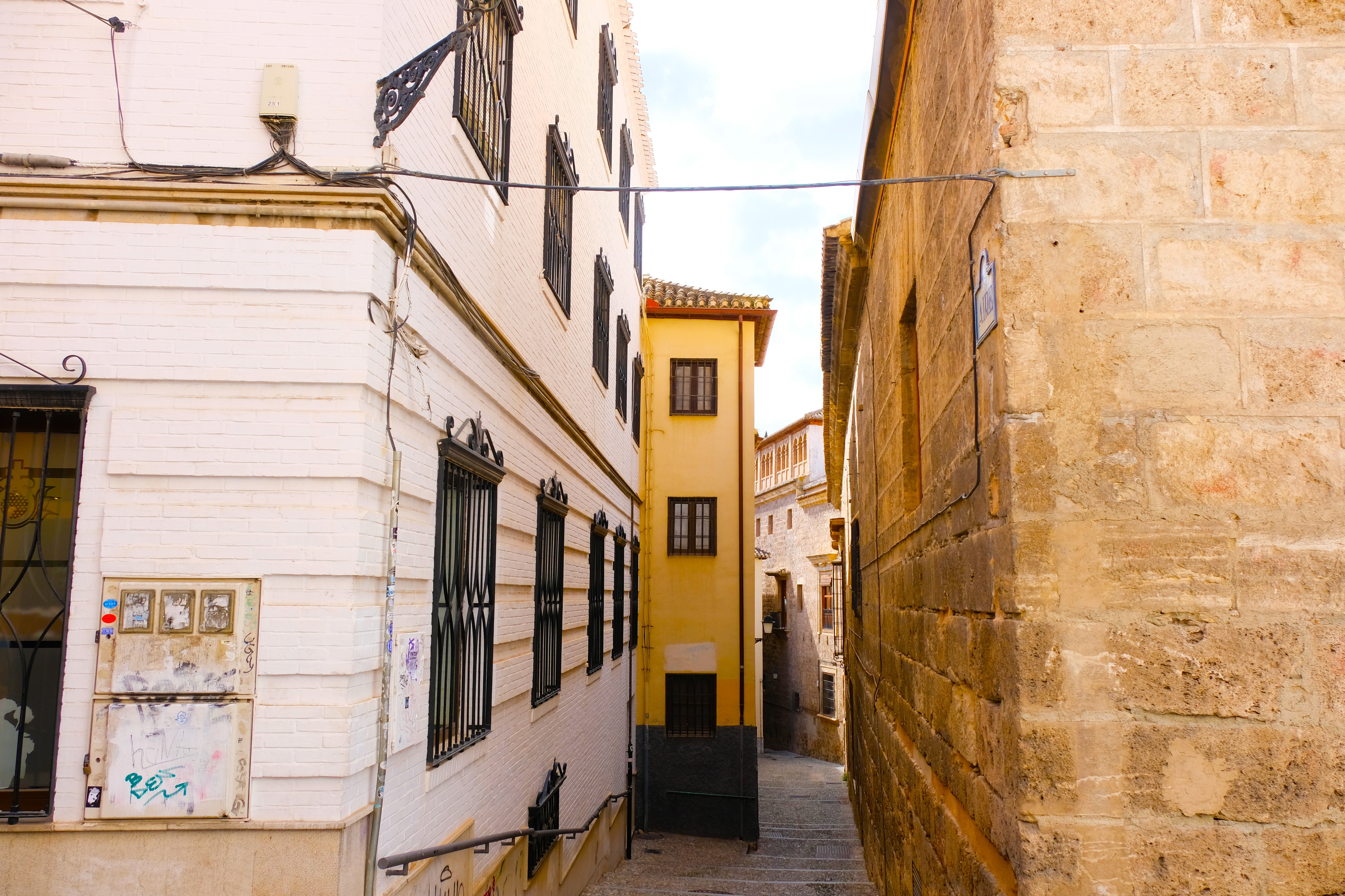 Las imágenes del Albaicín cableado