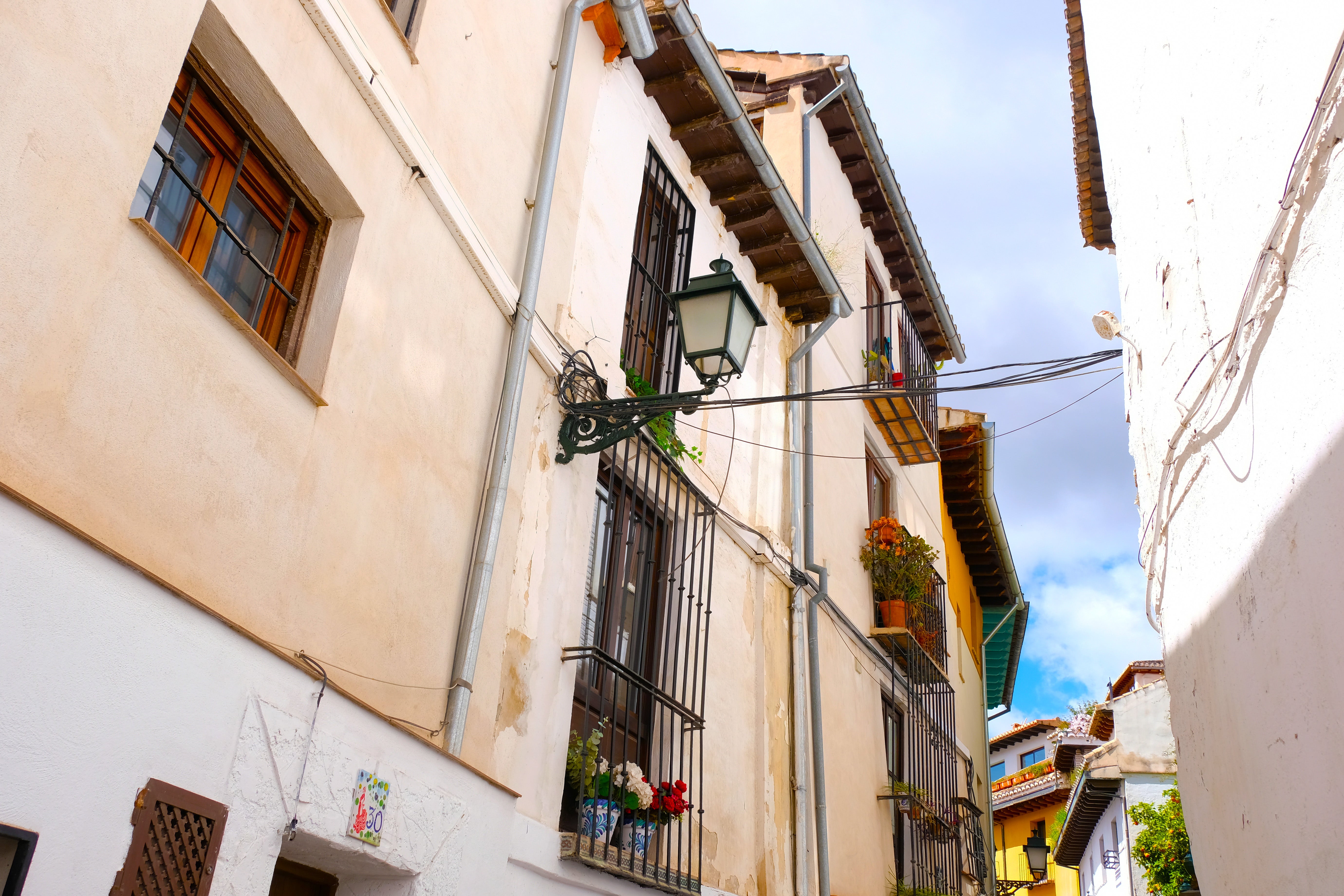 Las imágenes del Albaicín cableado