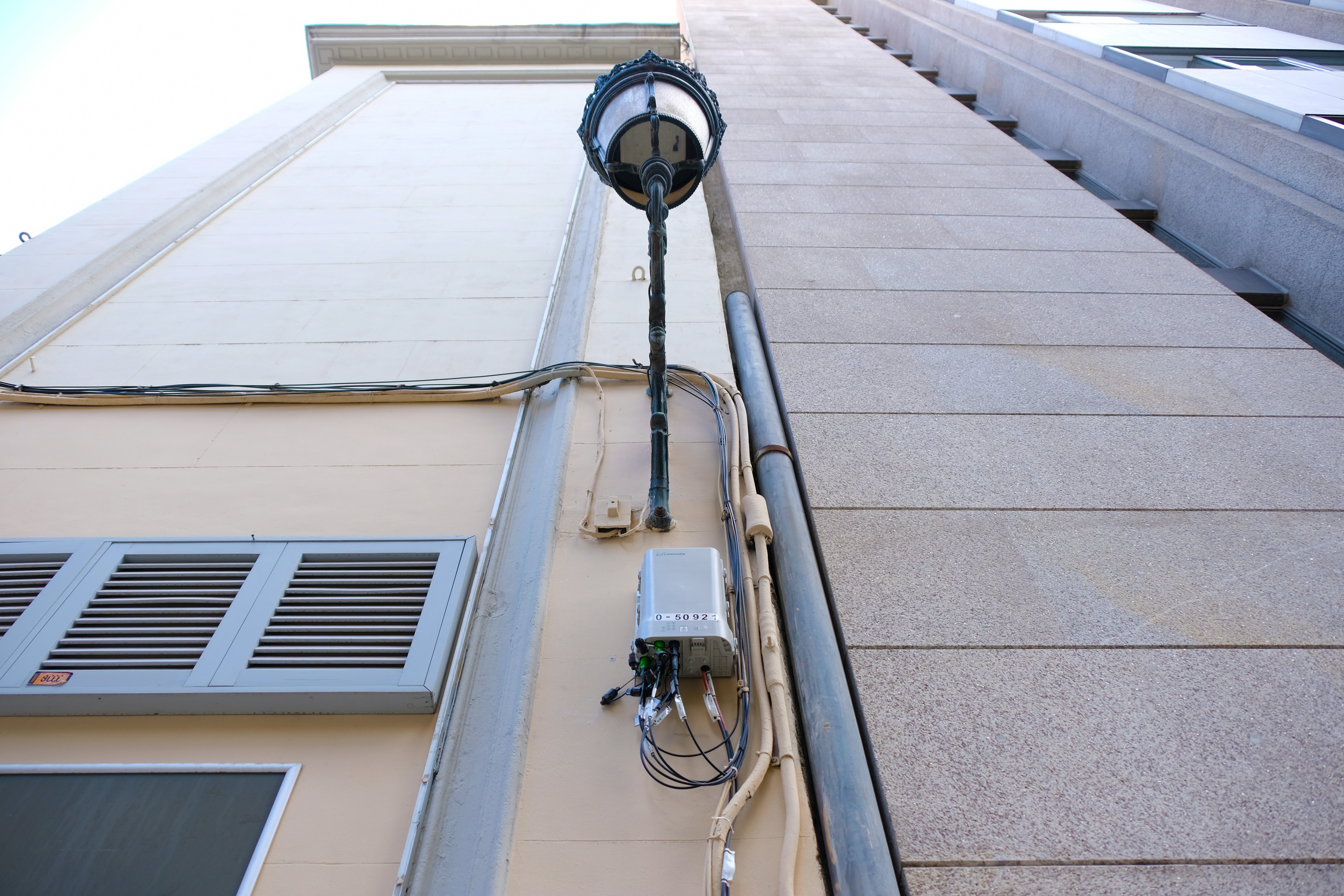 Las imágenes del Albaicín cableado