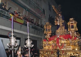 Vecinos lanzan rosas a Nuestro Padre Jesús Nazareno