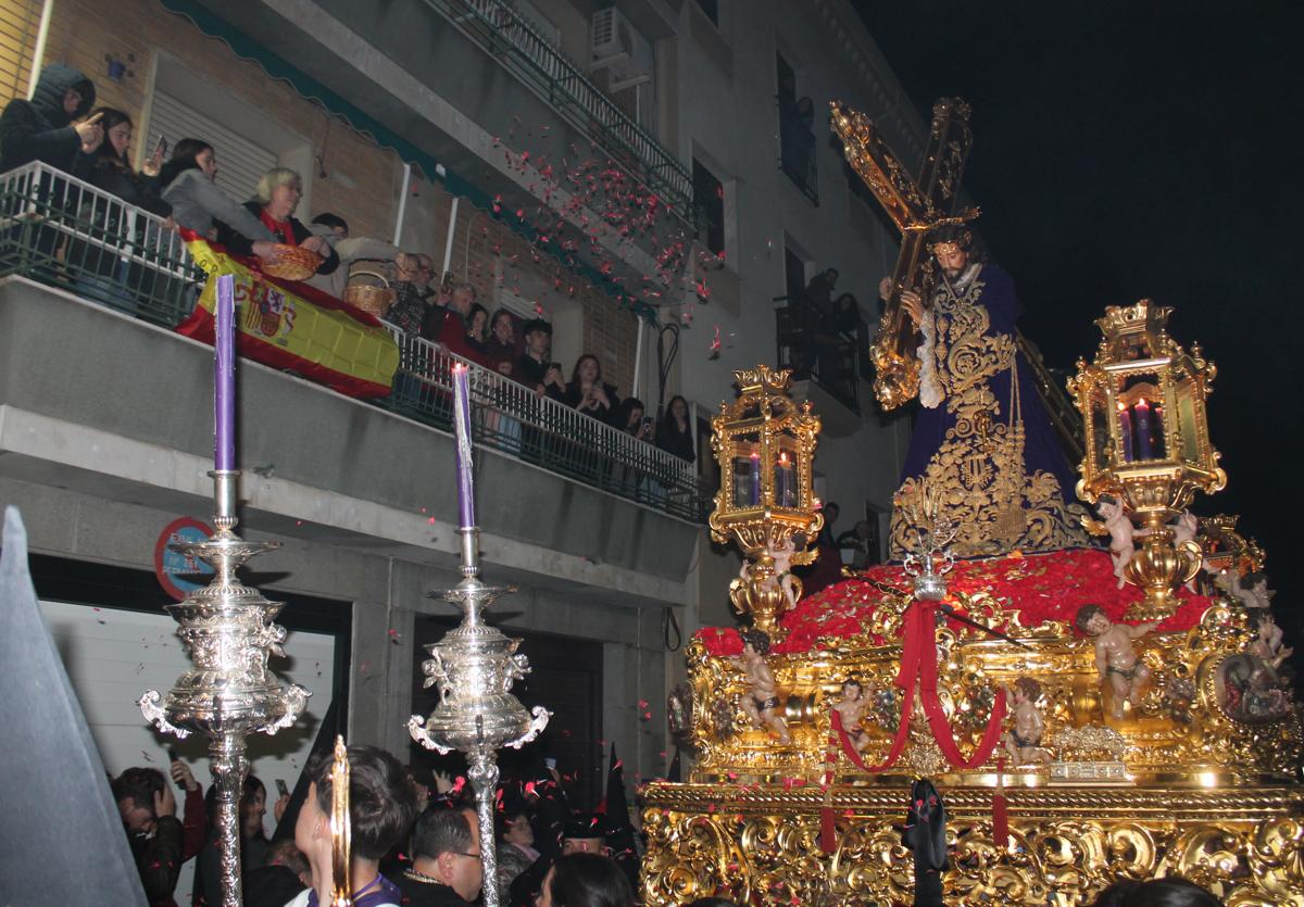 Vecinos lanzan rosas a Nuestro Padre Jesús Nazareno