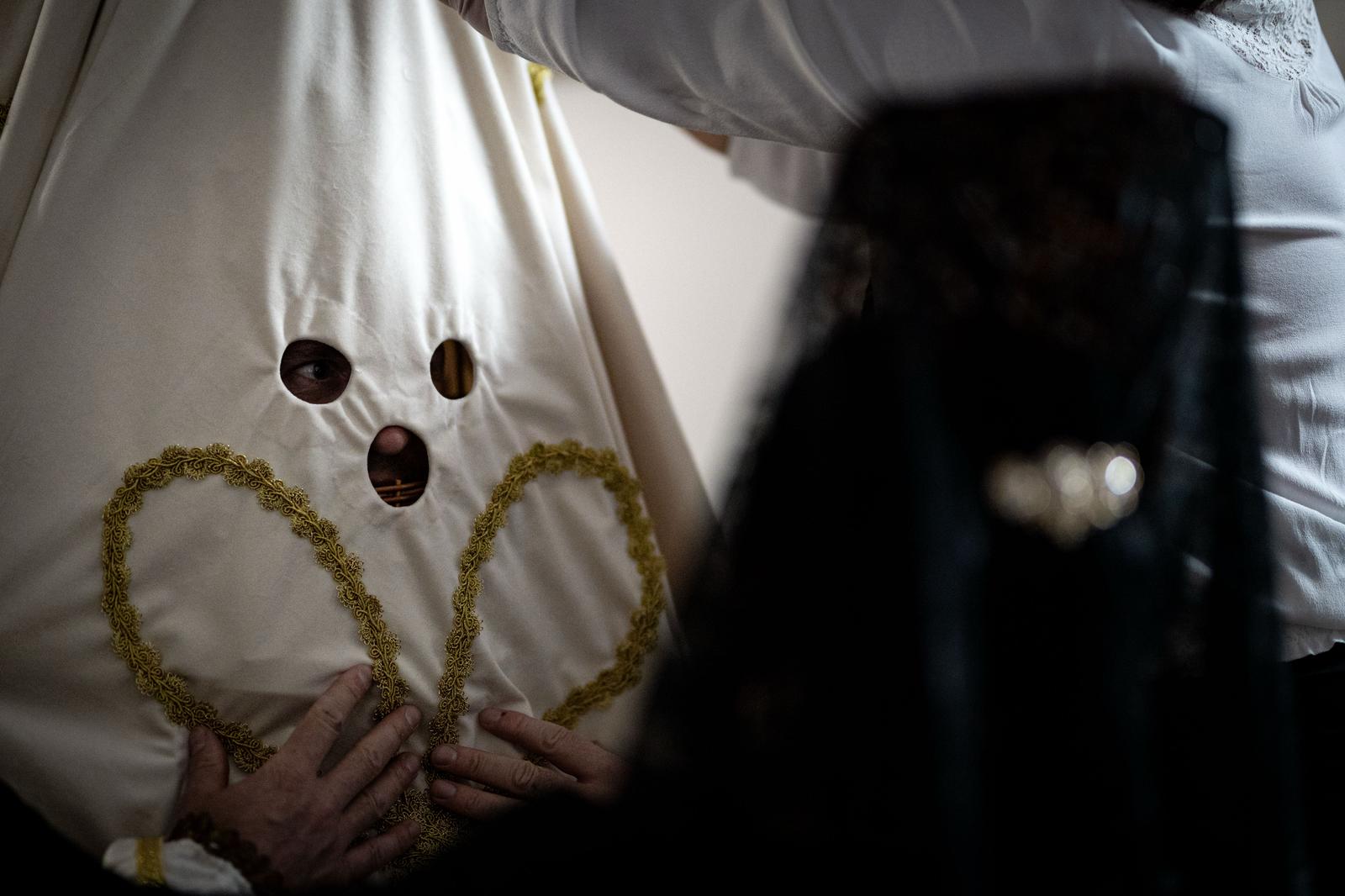 Así se visten las Chías, personajes únicos de la Semana Santa granadina
