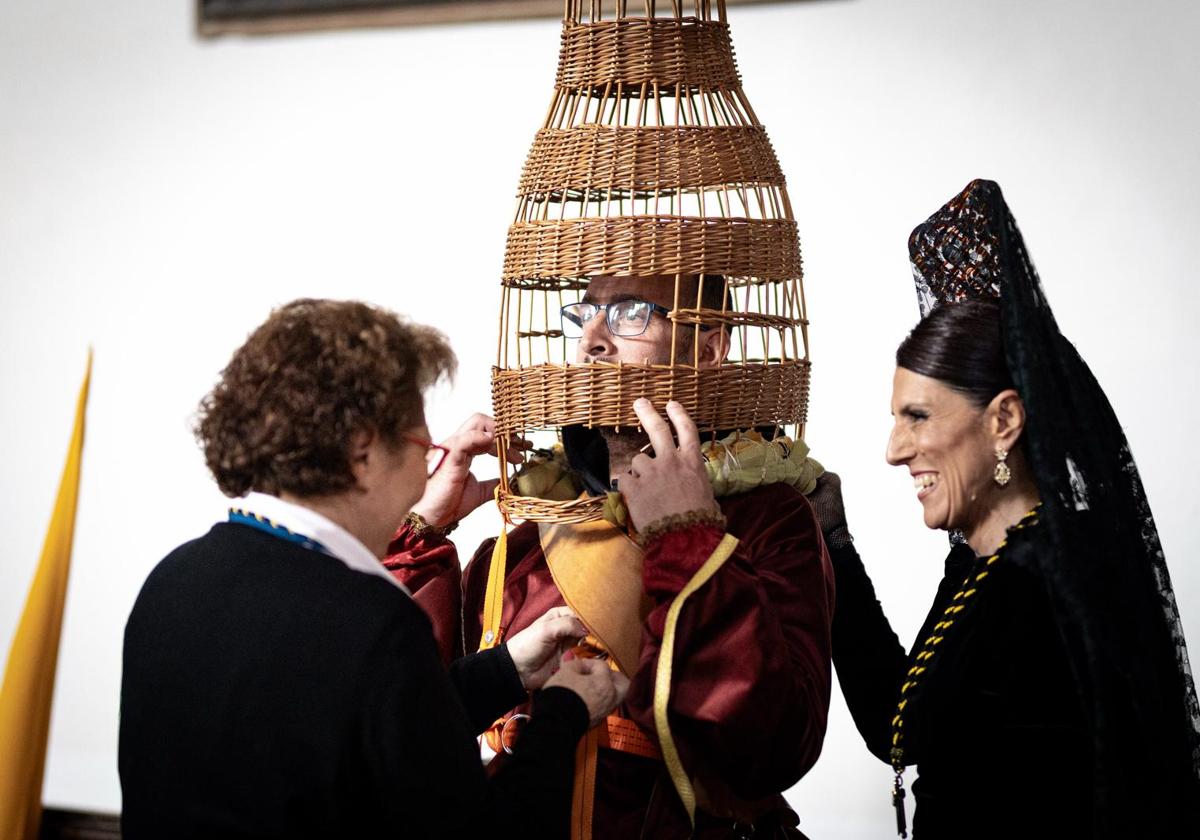 Así se visten las Chías, personajes únicos de la Semana Santa granadina | Ideal
