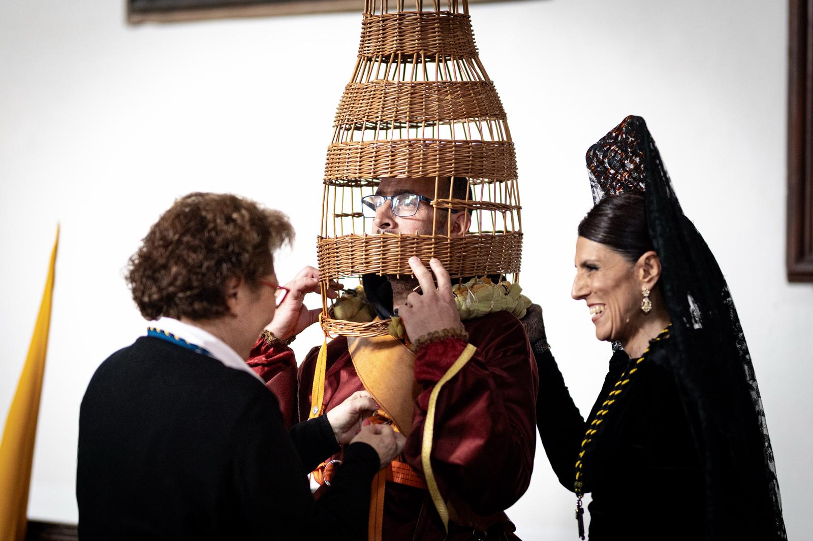 Así se visten las Chías, personajes únicos de la Semana Santa granadina