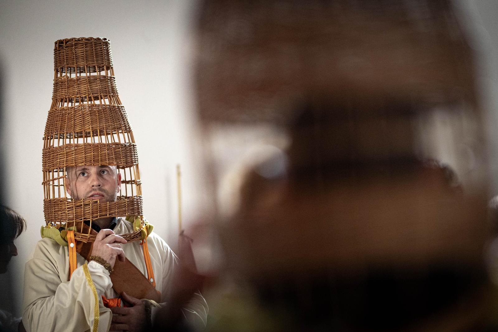 Así se visten las Chías, personajes únicos de la Semana Santa granadina