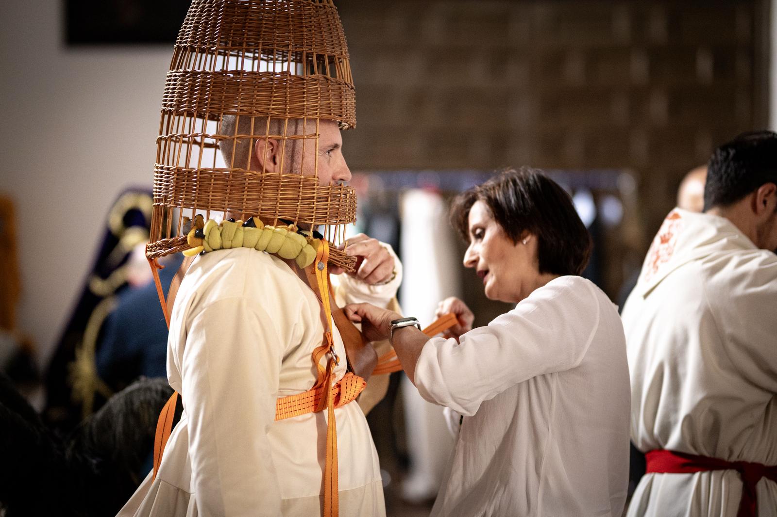 Así se visten las Chías, personajes únicos de la Semana Santa granadina