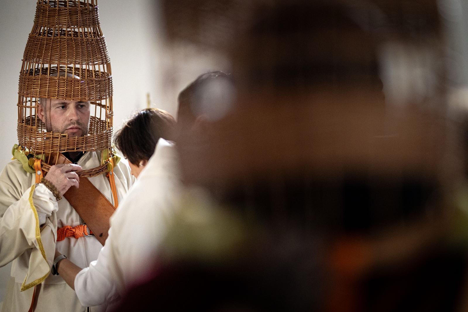 Así se visten las Chías, personajes únicos de la Semana Santa granadina