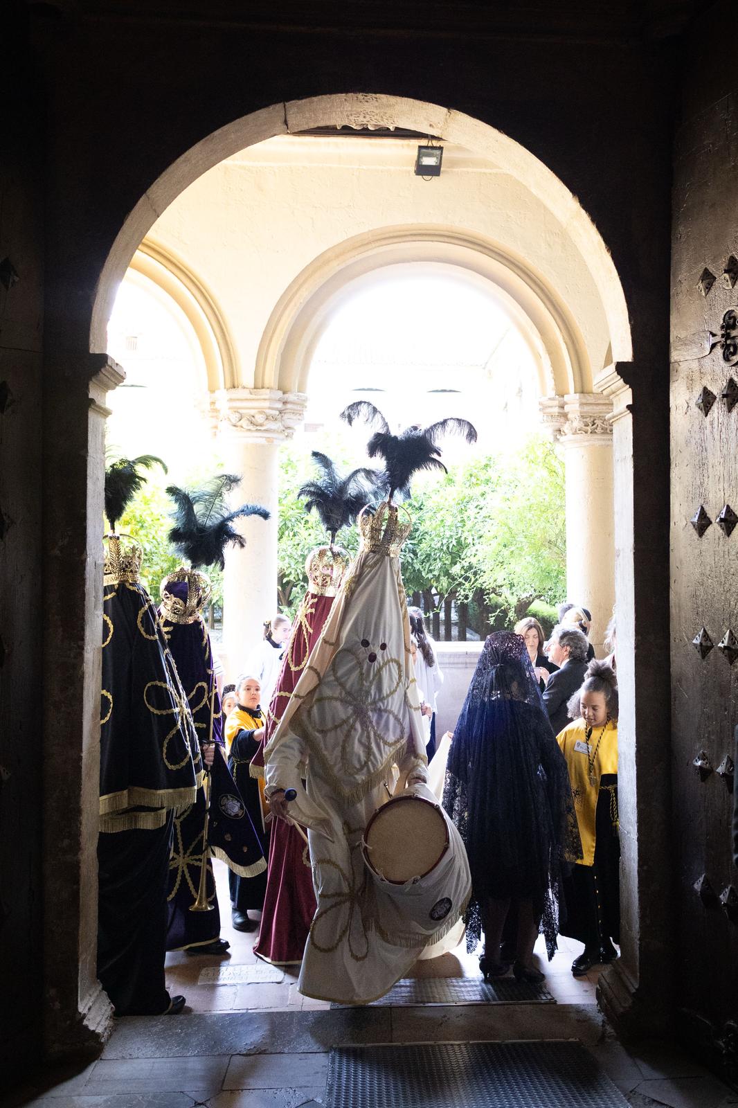 Así se visten las Chías, personajes únicos de la Semana Santa granadina