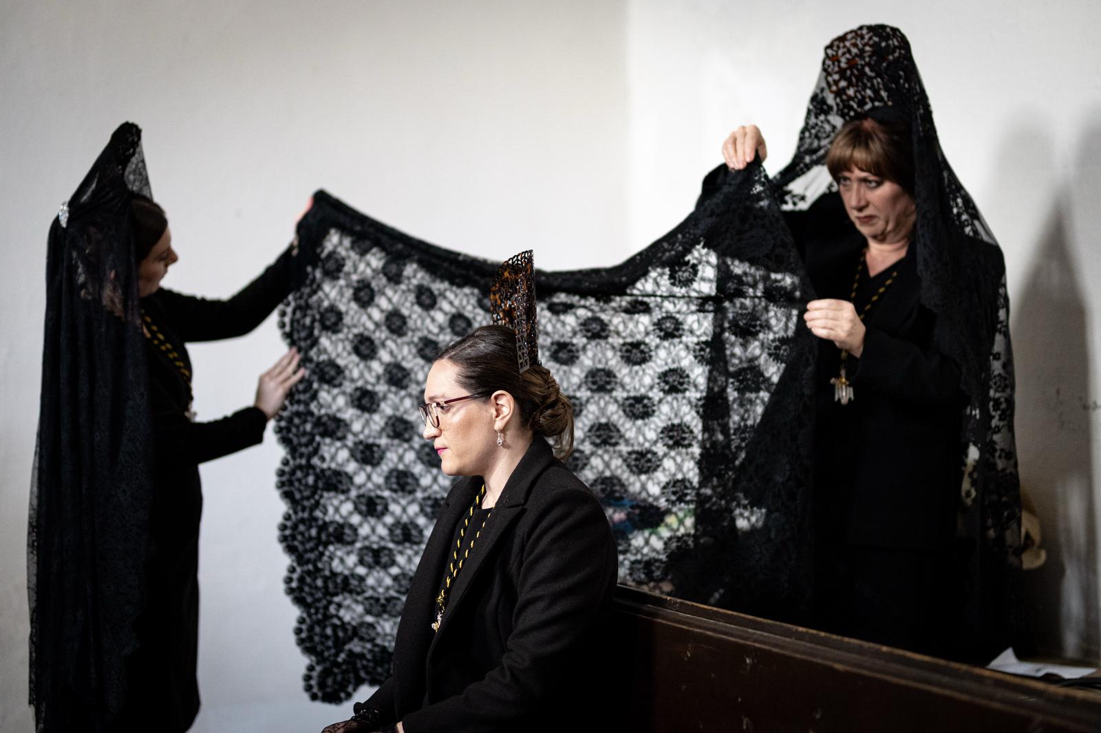 Así se visten las Chías, personajes únicos de la Semana Santa granadina