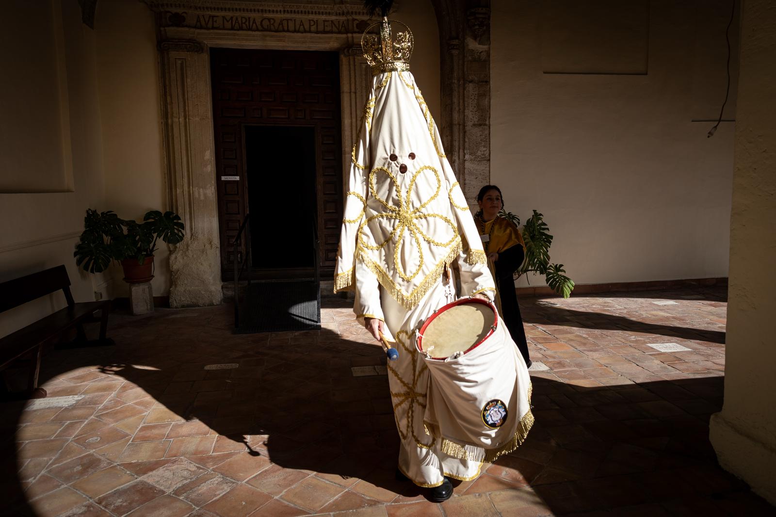 Así se visten las Chías, personajes únicos de la Semana Santa granadina