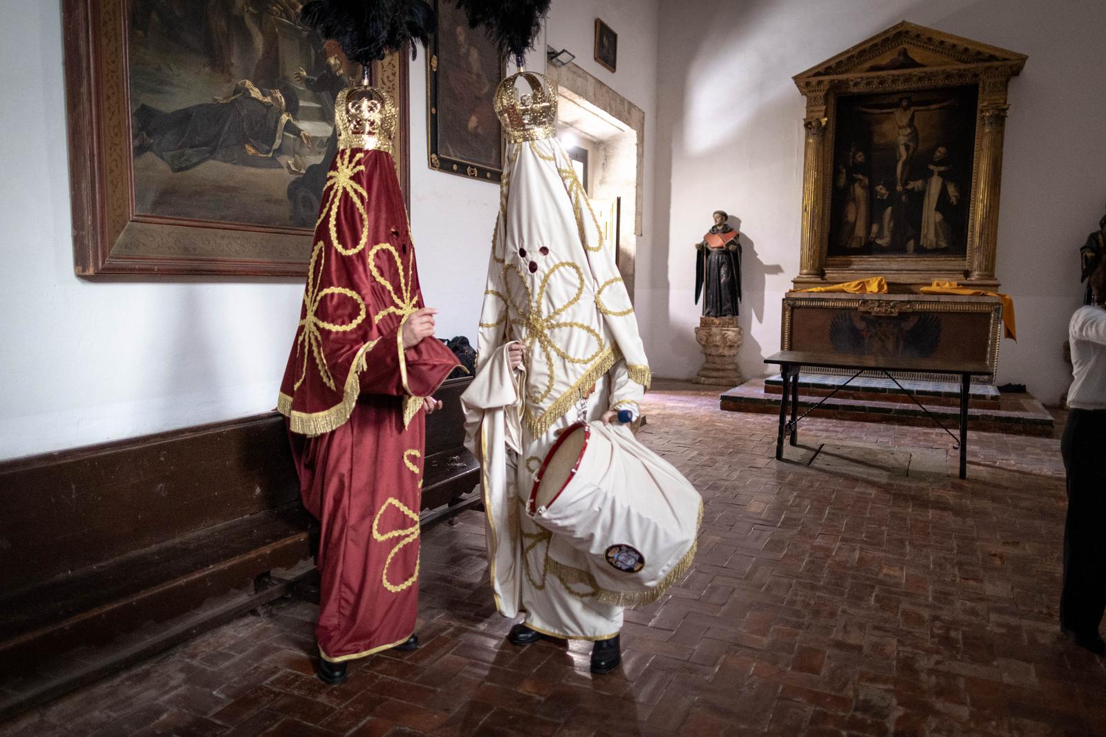 Así se visten las Chías, personajes únicos de la Semana Santa granadina
