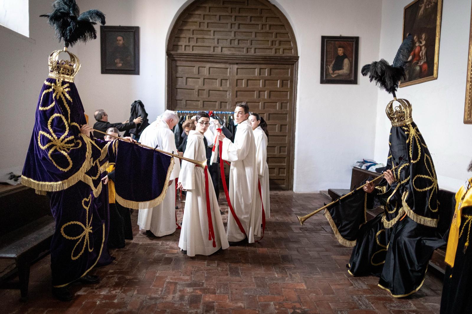 Así se visten las Chías, personajes únicos de la Semana Santa granadina