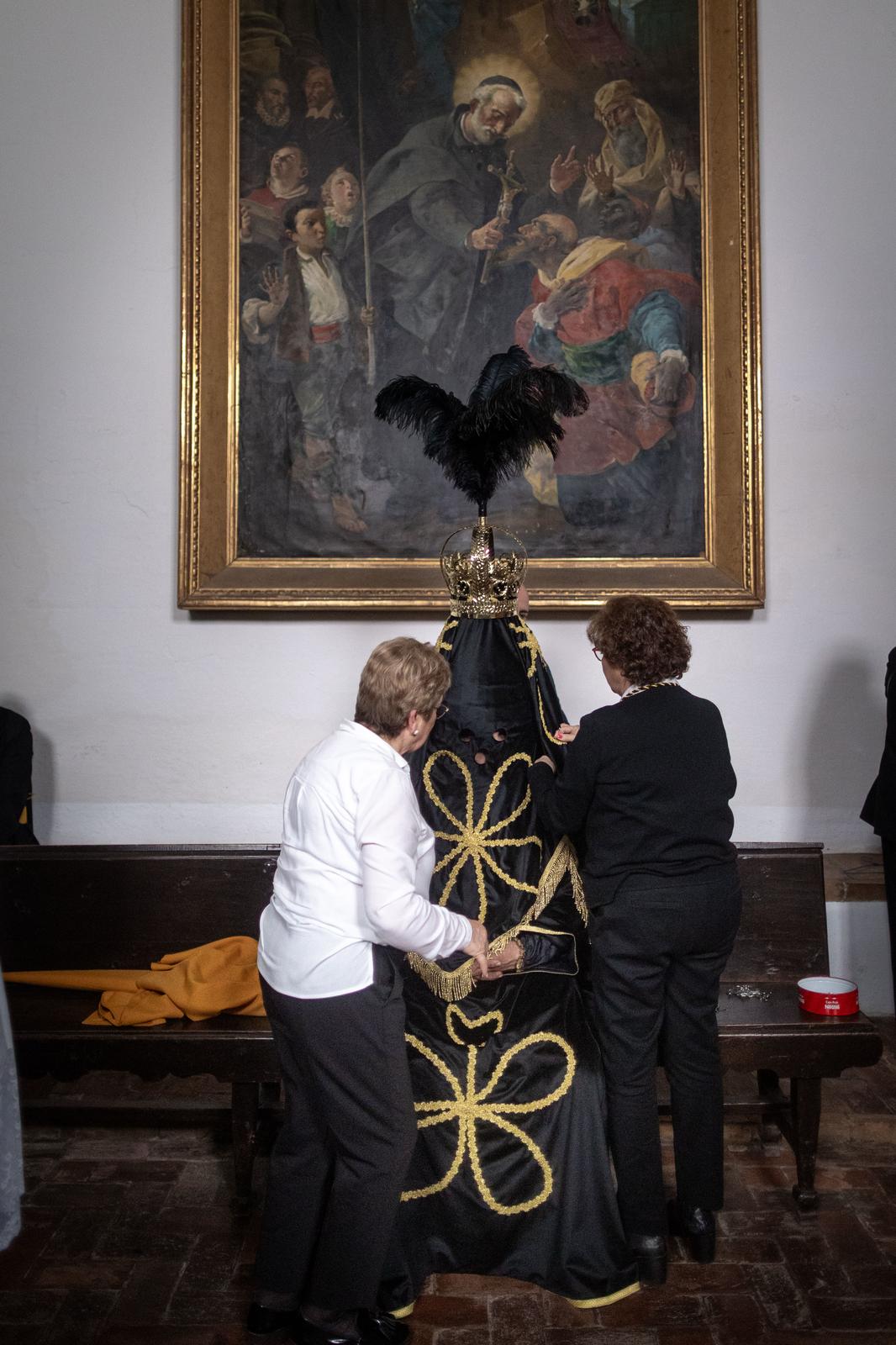 Así se visten las Chías, personajes únicos de la Semana Santa granadina
