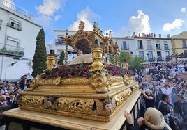 Salida del Santo Sepulcro de la iglesia de San Juan y San Pedro.