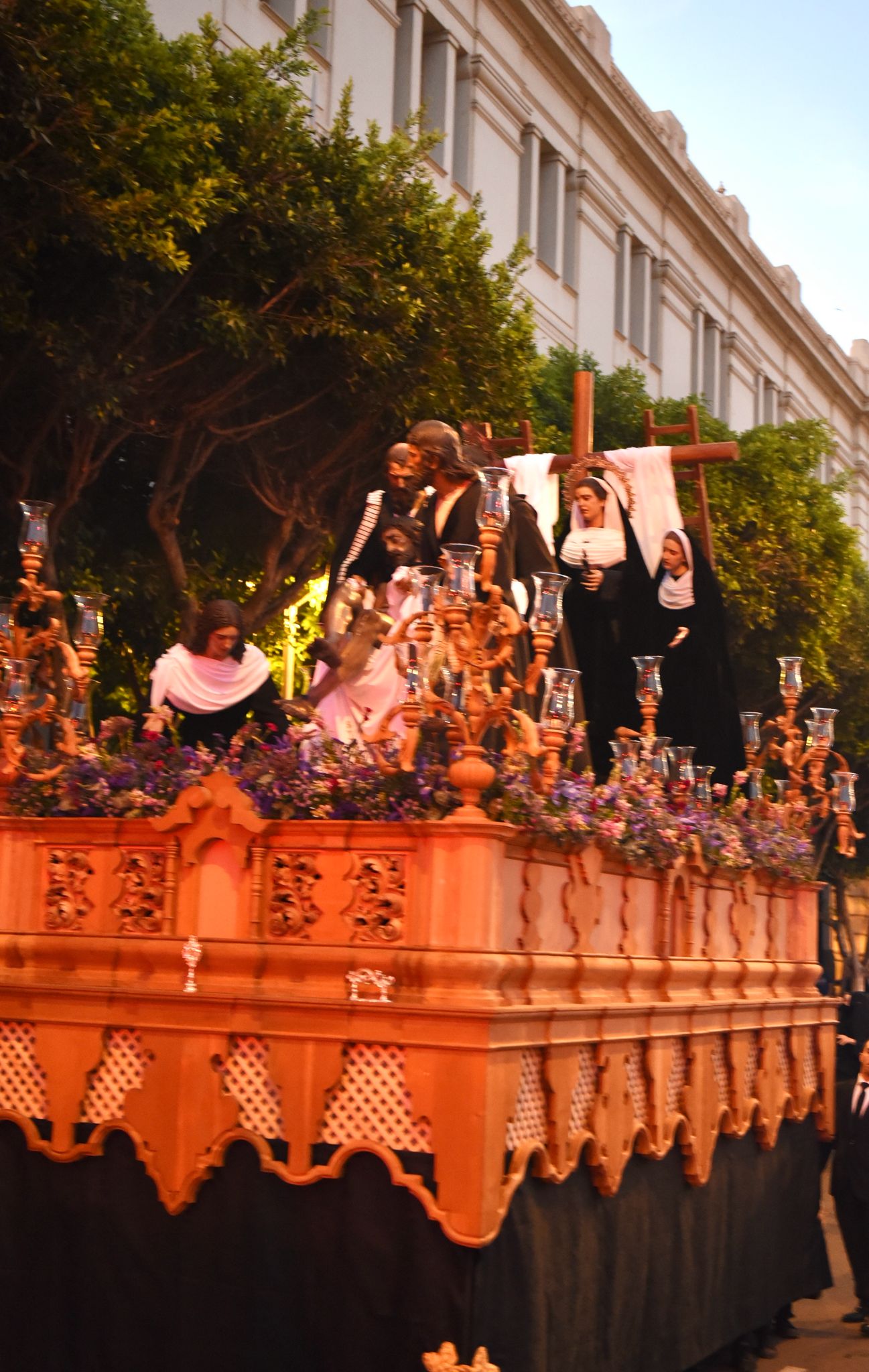 Caridad impone el luto en su barrio de Oliveros