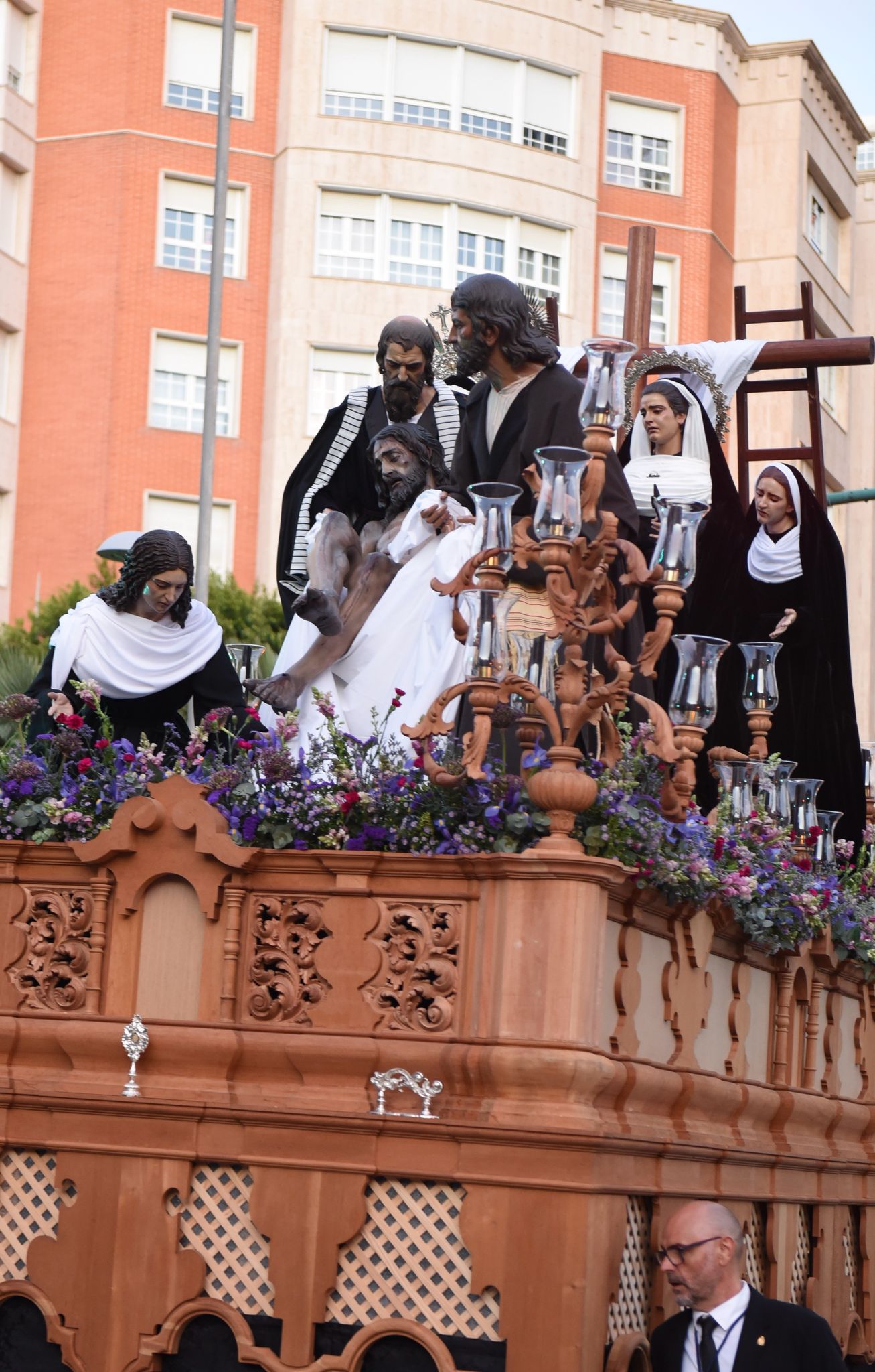 Caridad impone el luto en su barrio de Oliveros