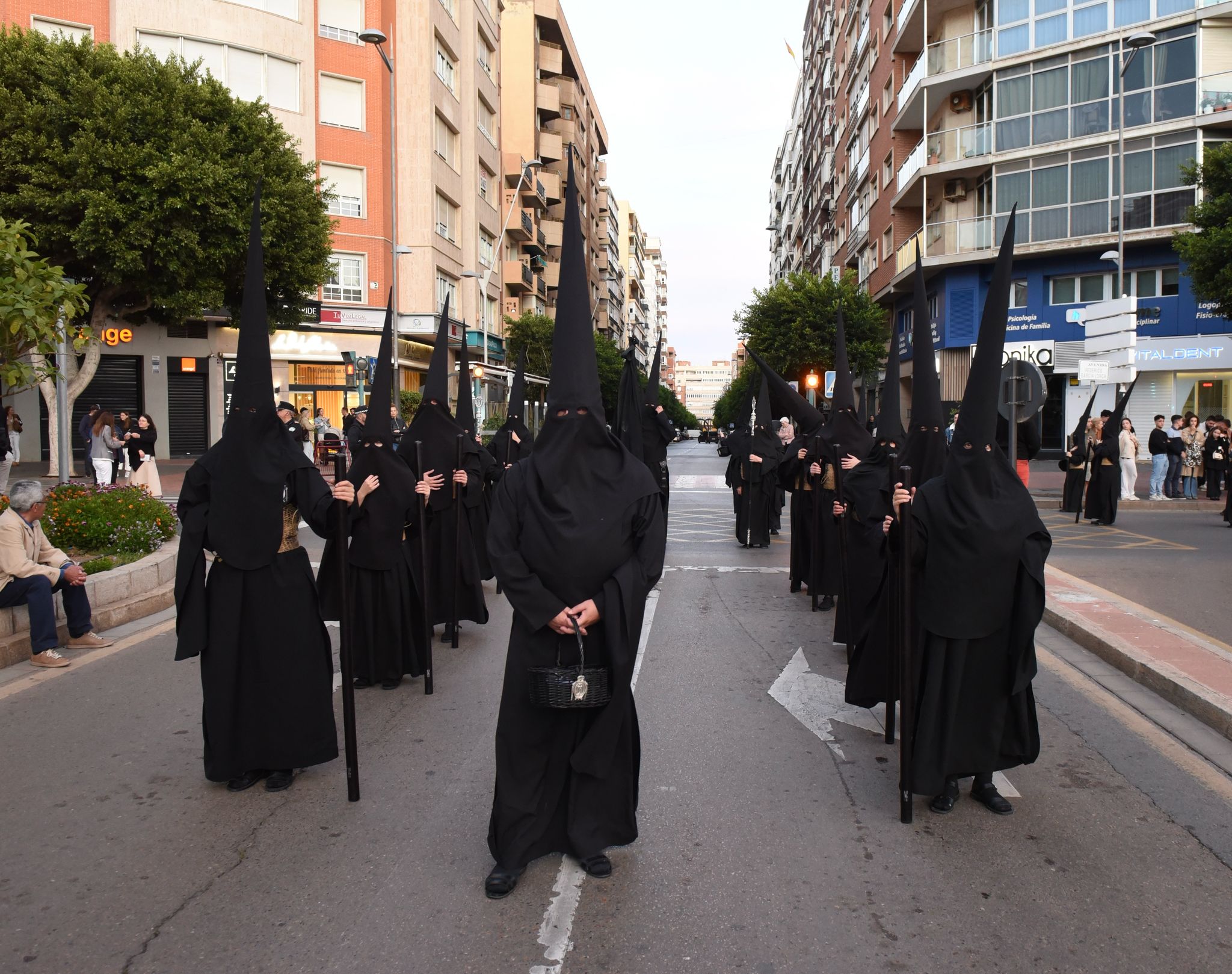 Caridad impone el luto en su barrio de Oliveros
