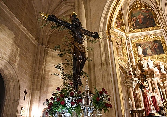 Miles de almerienses se echan a la calle en la madrugada del Cristo de la Escucha