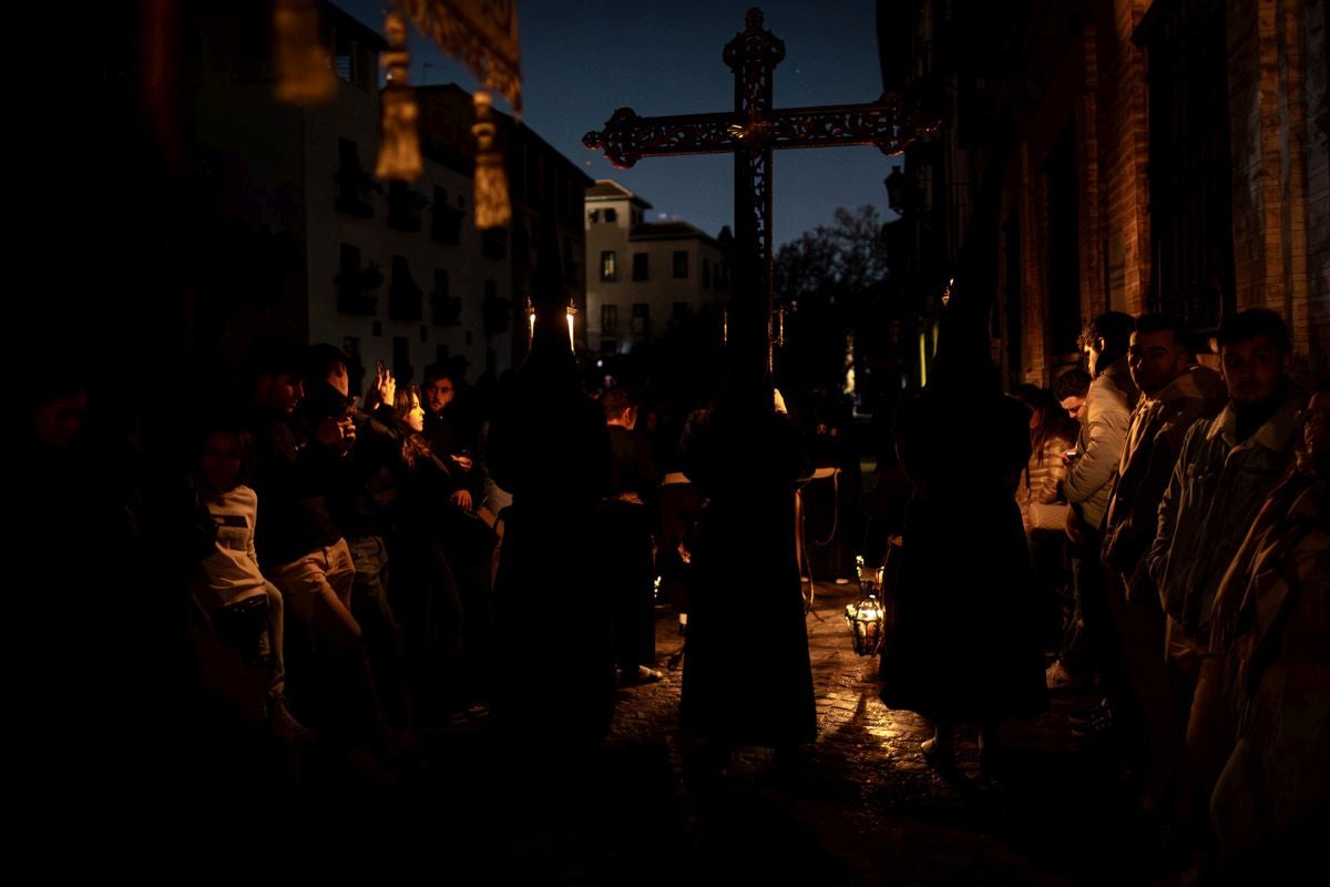 Las imponentes imágenes de la procesión del Silencio en Granada