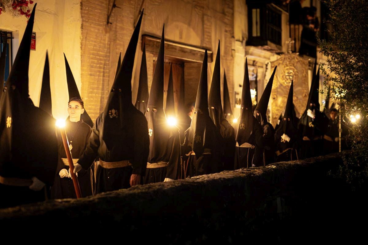 Las imponentes imágenes de la procesión del Silencio en Granada