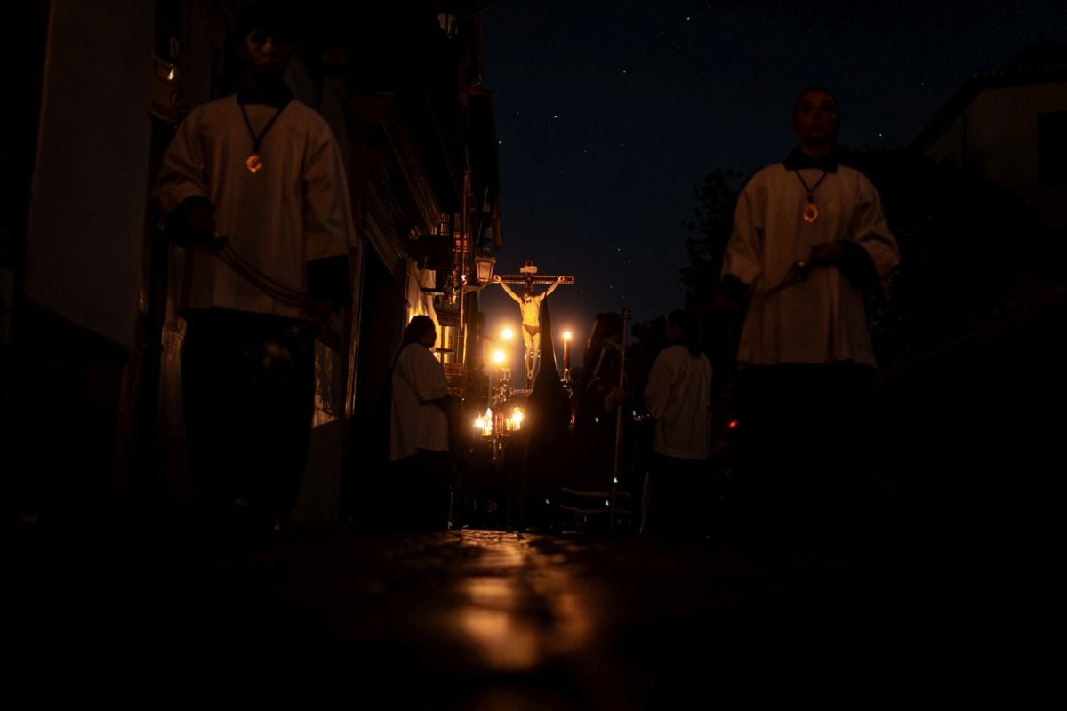 Las imponentes imágenes de la procesión del Silencio en Granada