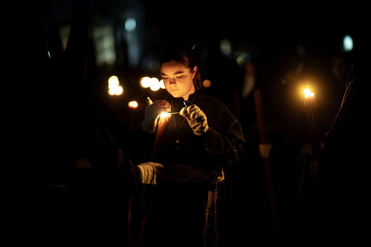 Las imponentes imágenes de la procesión del Silencio en Granada