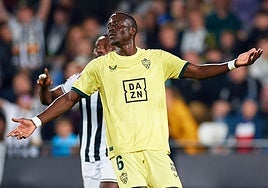 Dion Lopy, que se lamenta en una acción del partido, no podrá jugar ante el Racing de Ferrol.