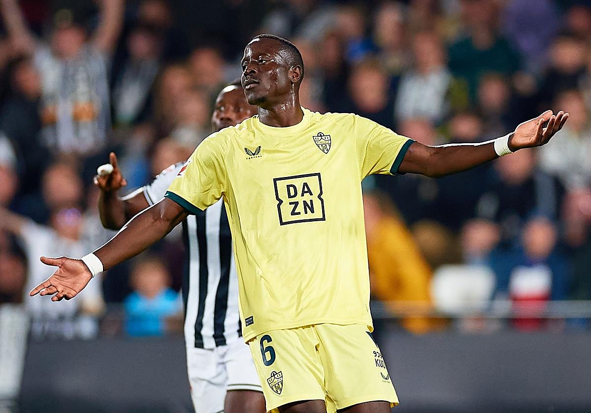 Dion Lopy, que se lamenta en una acción del partido, no podrá jugar ante el Racing de Ferrol.