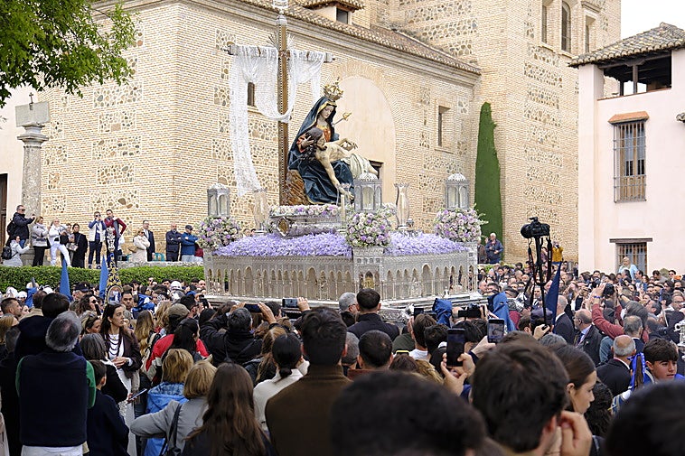 Santa María de la Alhambra, nada más salir de su templo.