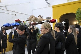 Ízbor vive el Viernes Santo con una misa y procesión por las calles del pueblo.