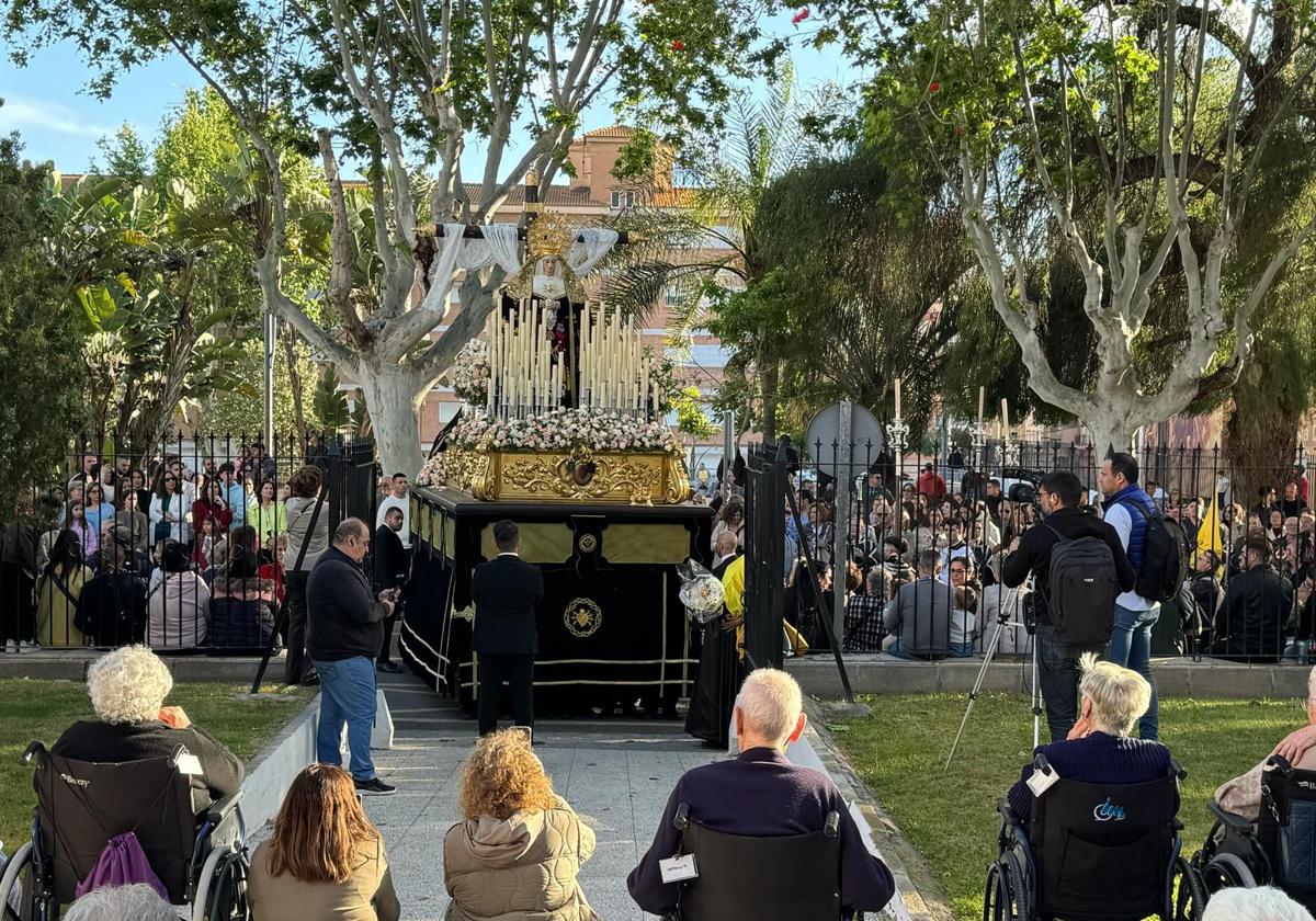 La soledad y el cristo yacente vuelven a procesionar por separado en un sábado santo de fervor y tradición en motril | ideal