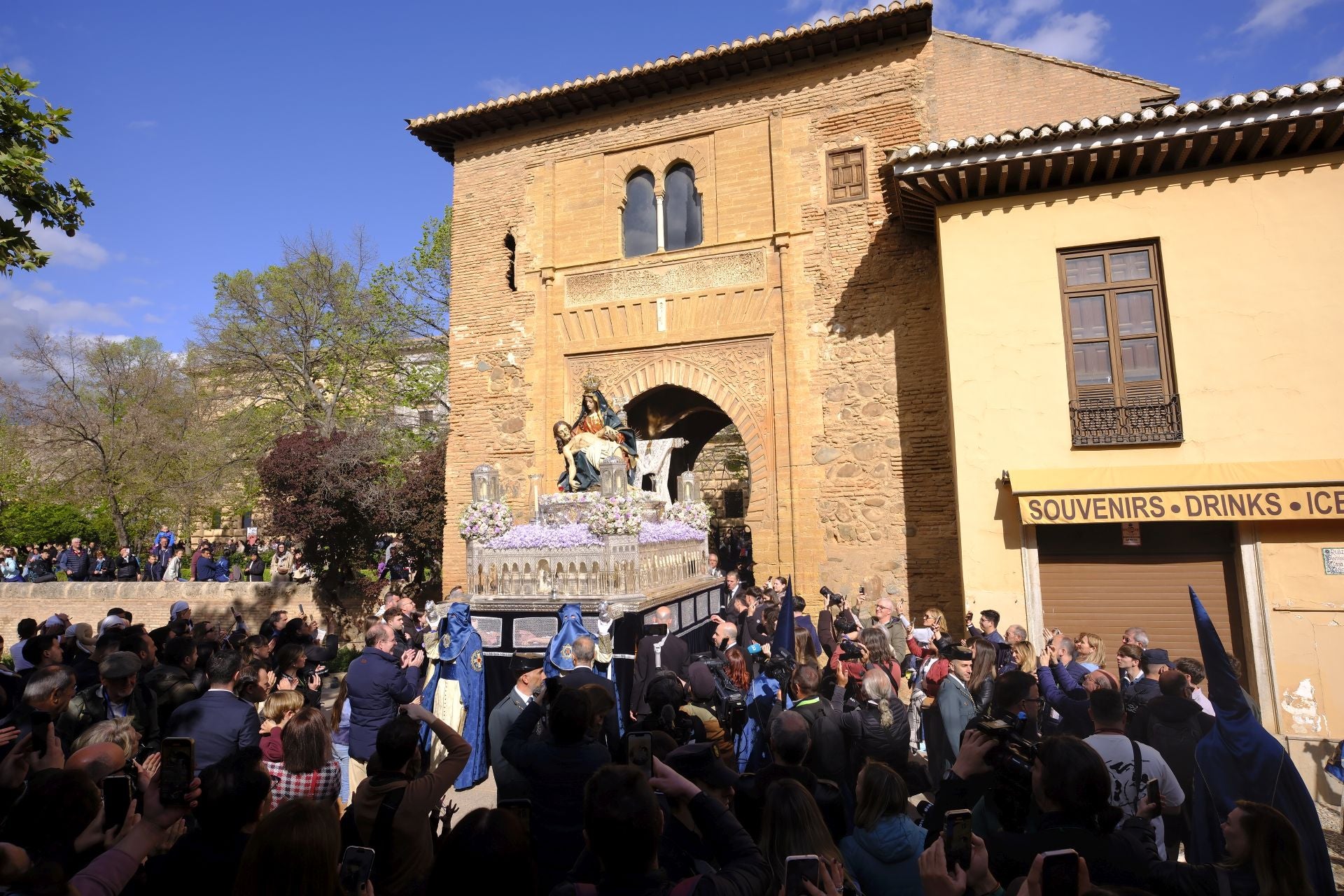 Las mejores imágenes de Santa María de la Alhambra en el Sábado Santo