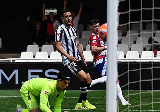 Boyé mira cómo entra el balón en la red.