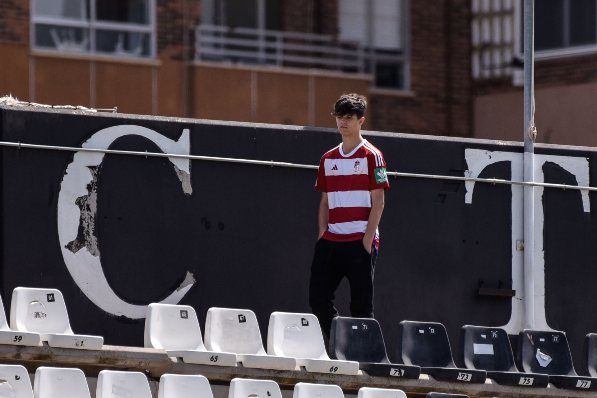 Encuéntrate en la grada del Cartagonova en el Cartagena - Granada CF