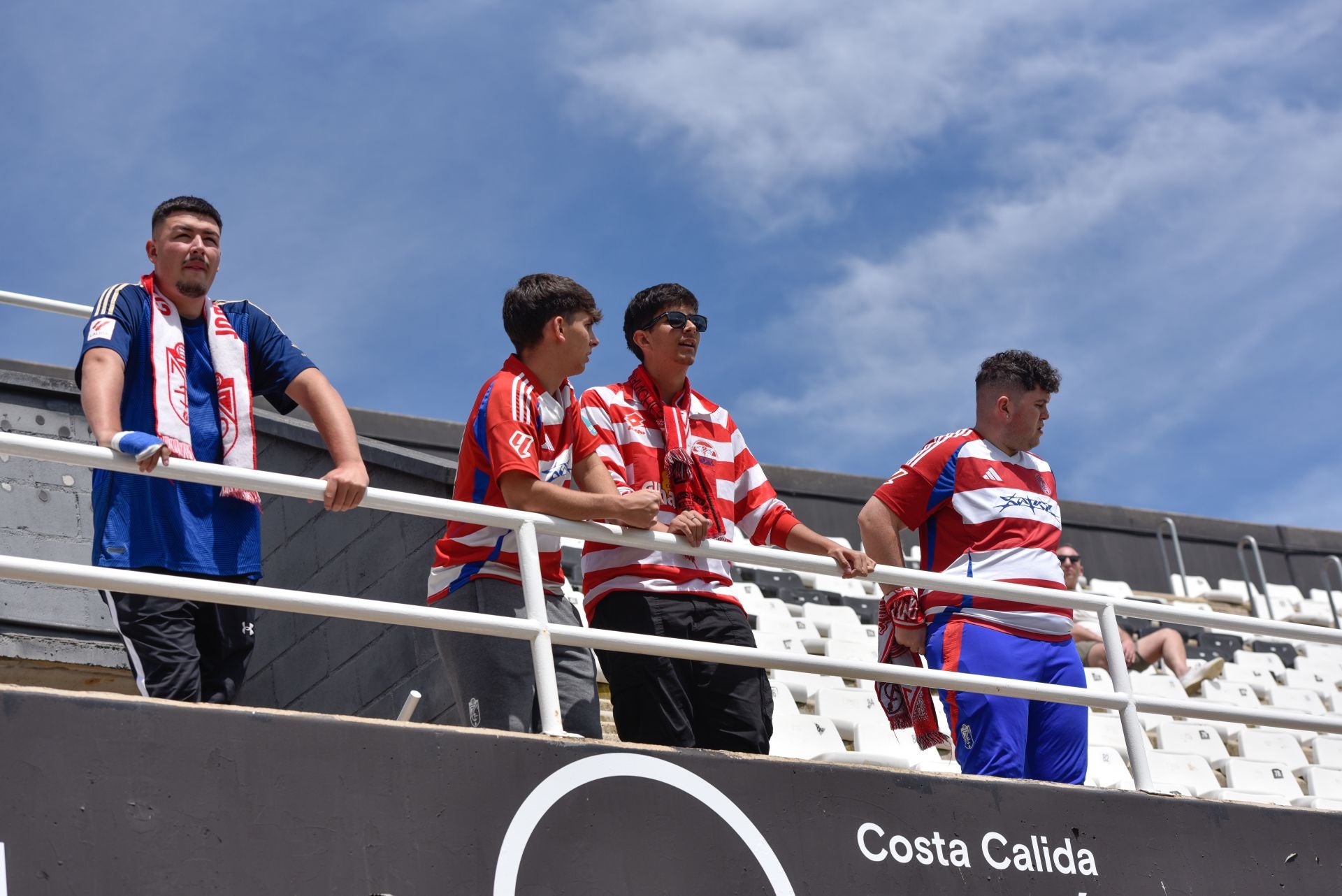 Encuéntrate en la grada del Cartagonova en el Cartagena - Granada CF