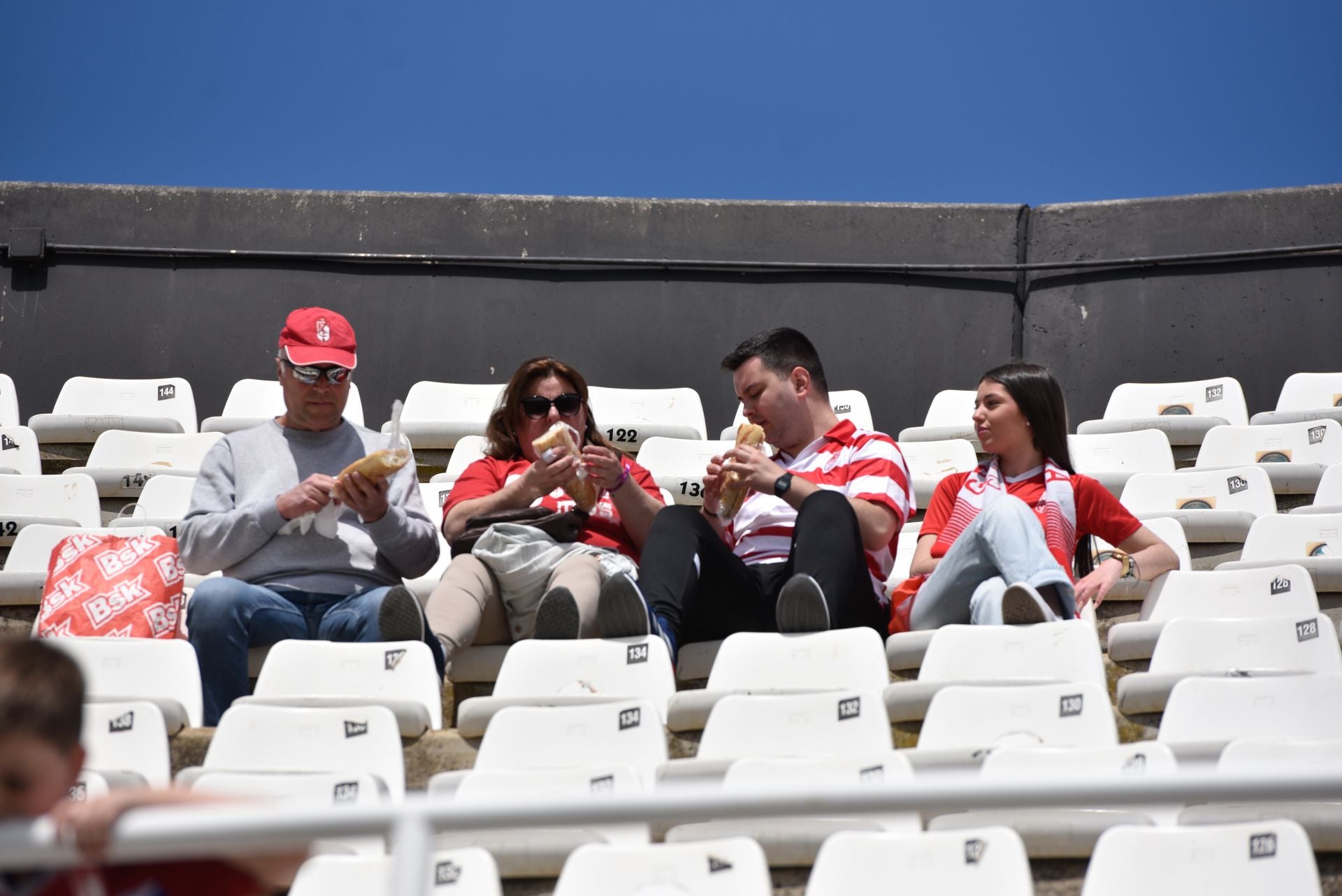 Encuéntrate en la grada del Cartagonova en el Cartagena - Granada CF