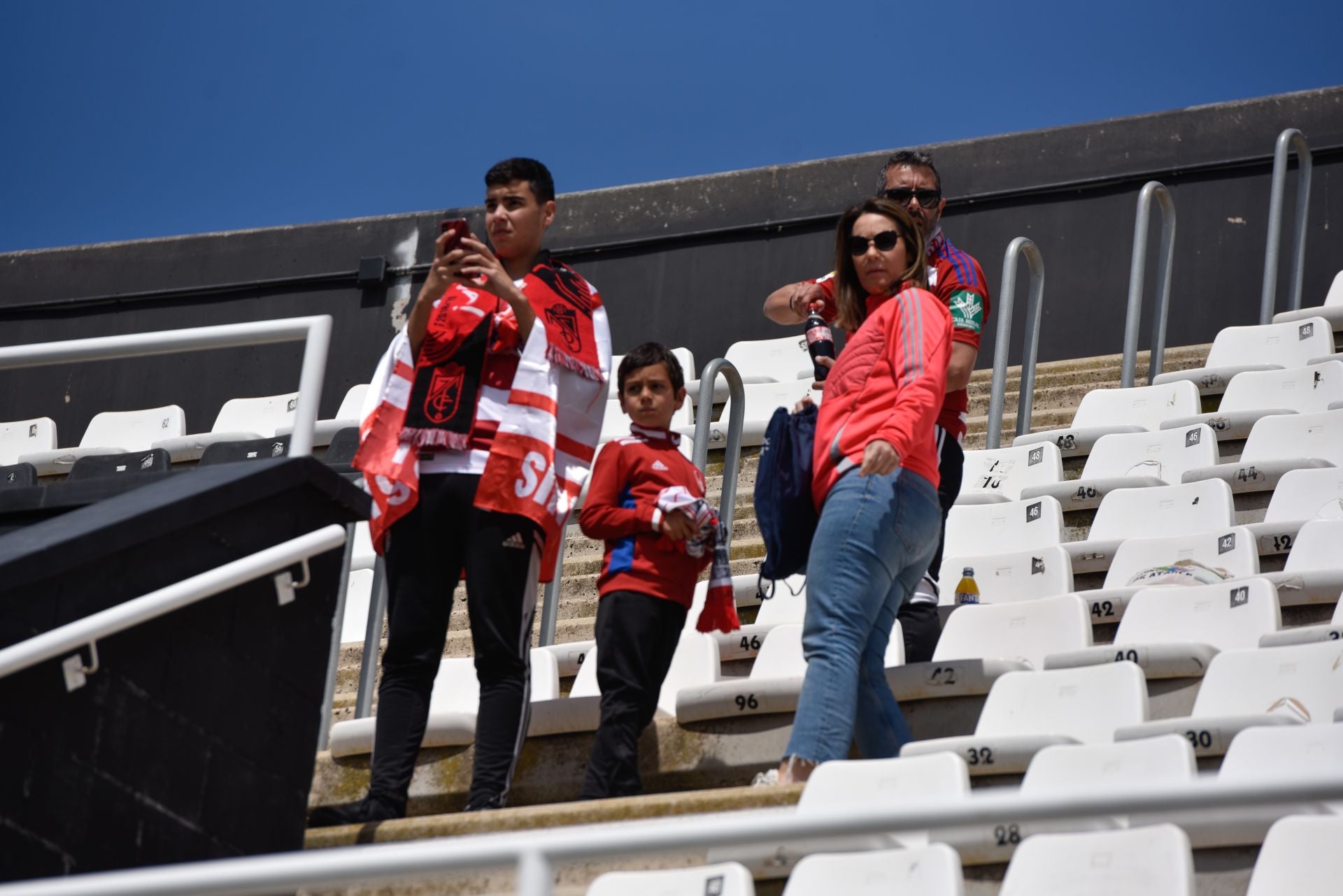 Encuéntrate en la grada del Cartagonova en el Cartagena - Granada CF