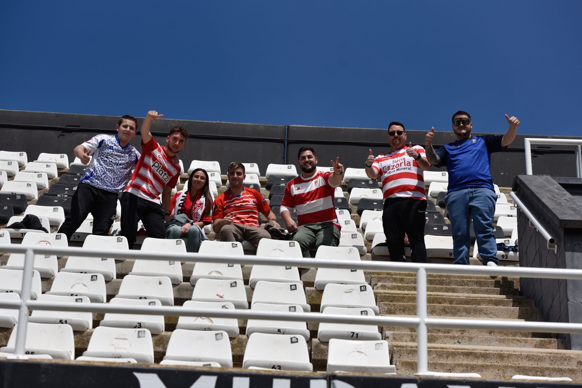 Encuéntrate en la grada del Cartagonova en el Cartagena - Granada CF