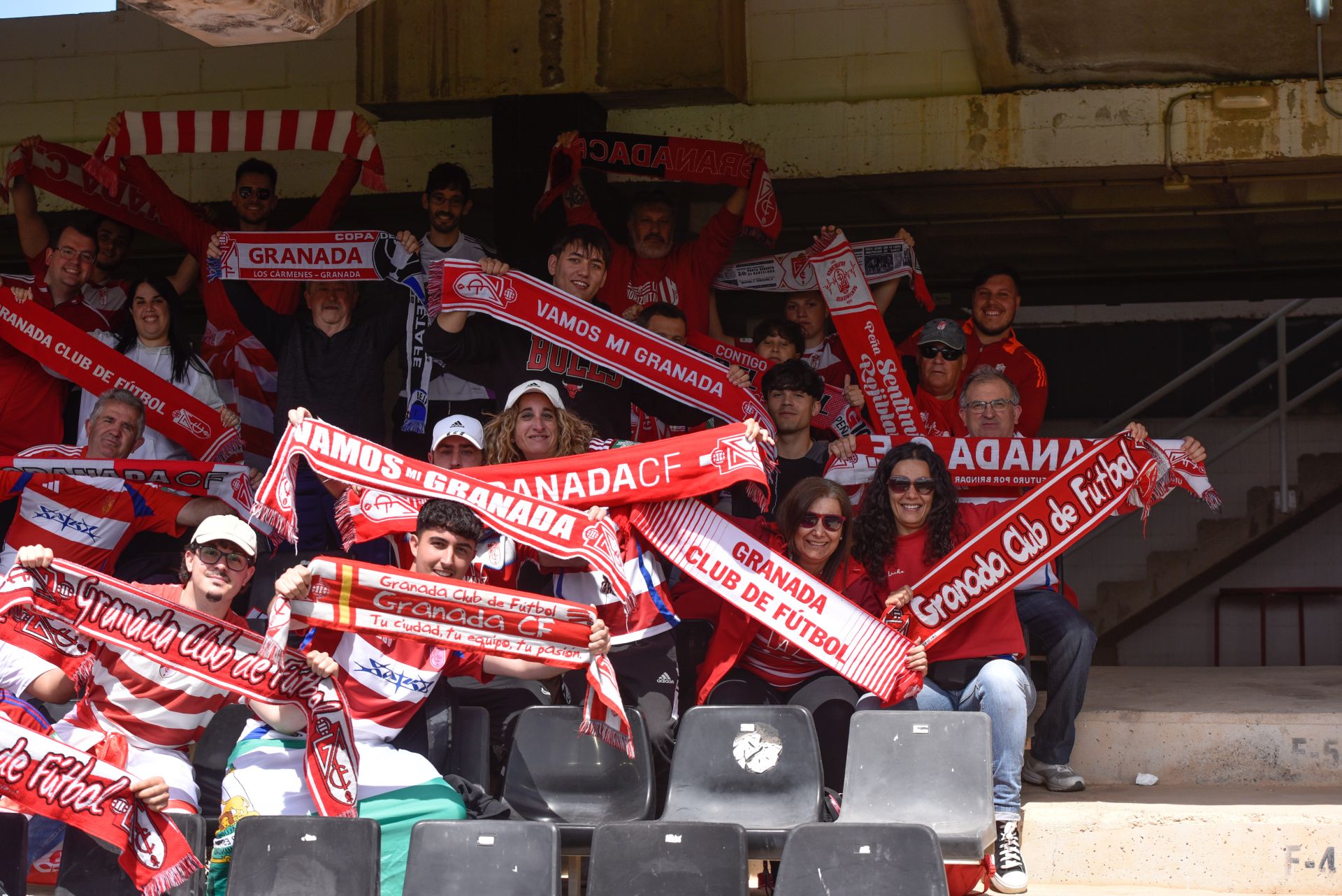 Encuéntrate en la grada del Cartagonova en el Cartagena - Granada CF