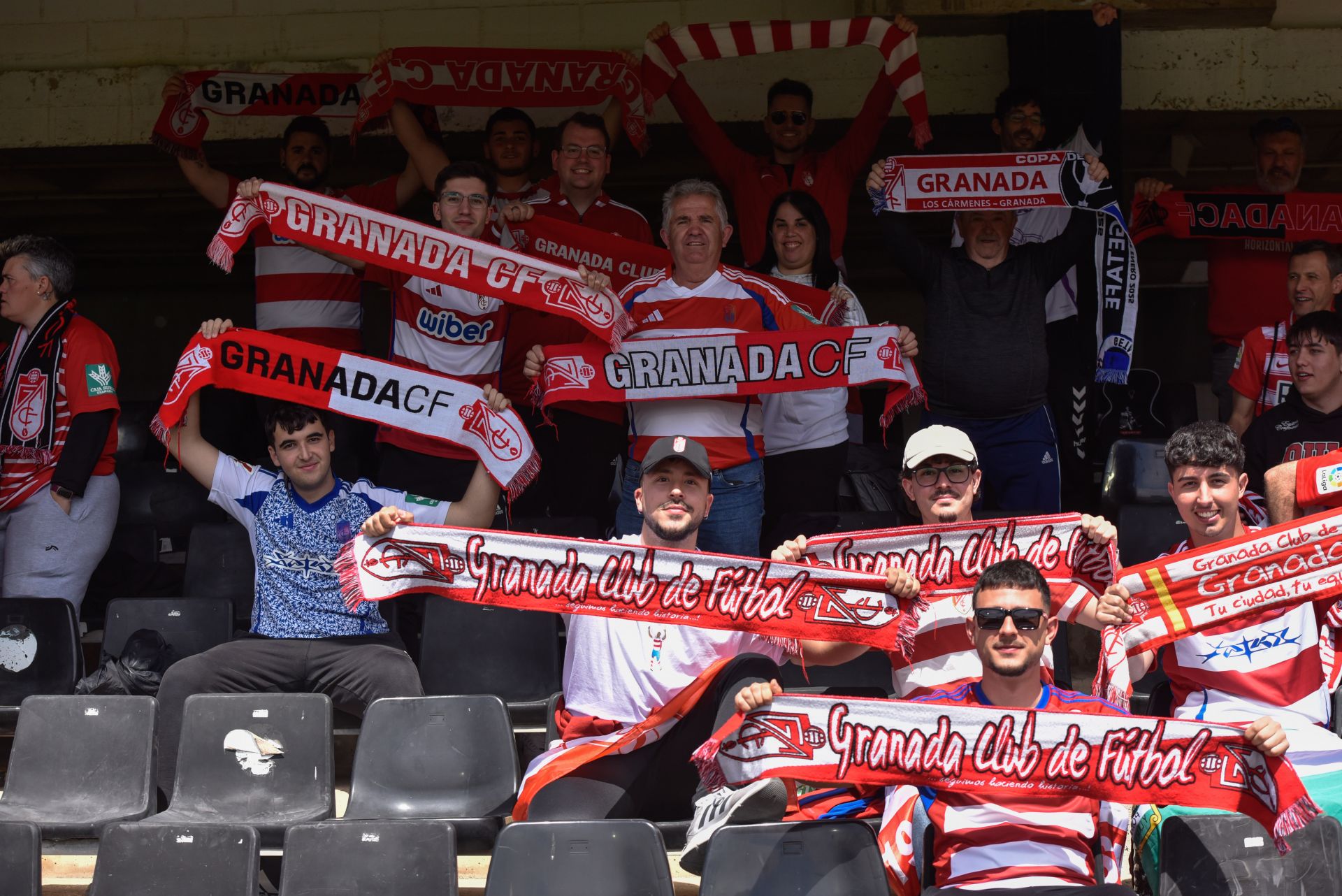Encuéntrate en la grada del Cartagonova en el Cartagena - Granada CF