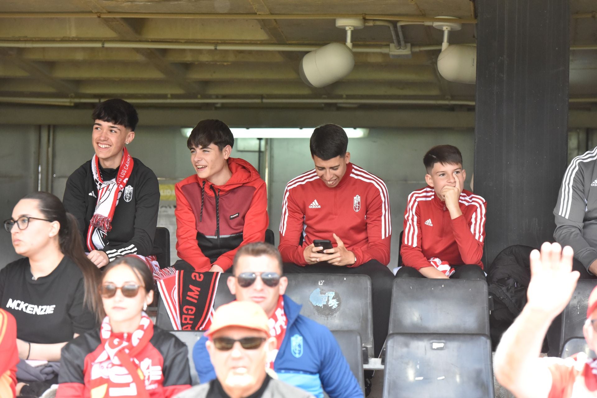 Encuéntrate en la grada del Cartagonova en el Cartagena - Granada CF