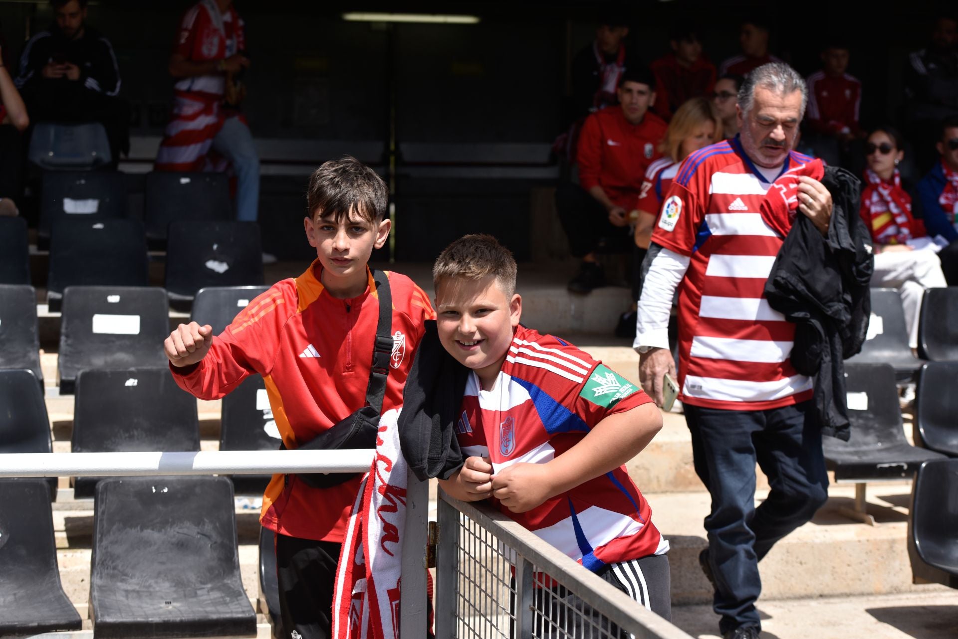 Encuéntrate en la grada del Cartagonova en el Cartagena - Granada CF