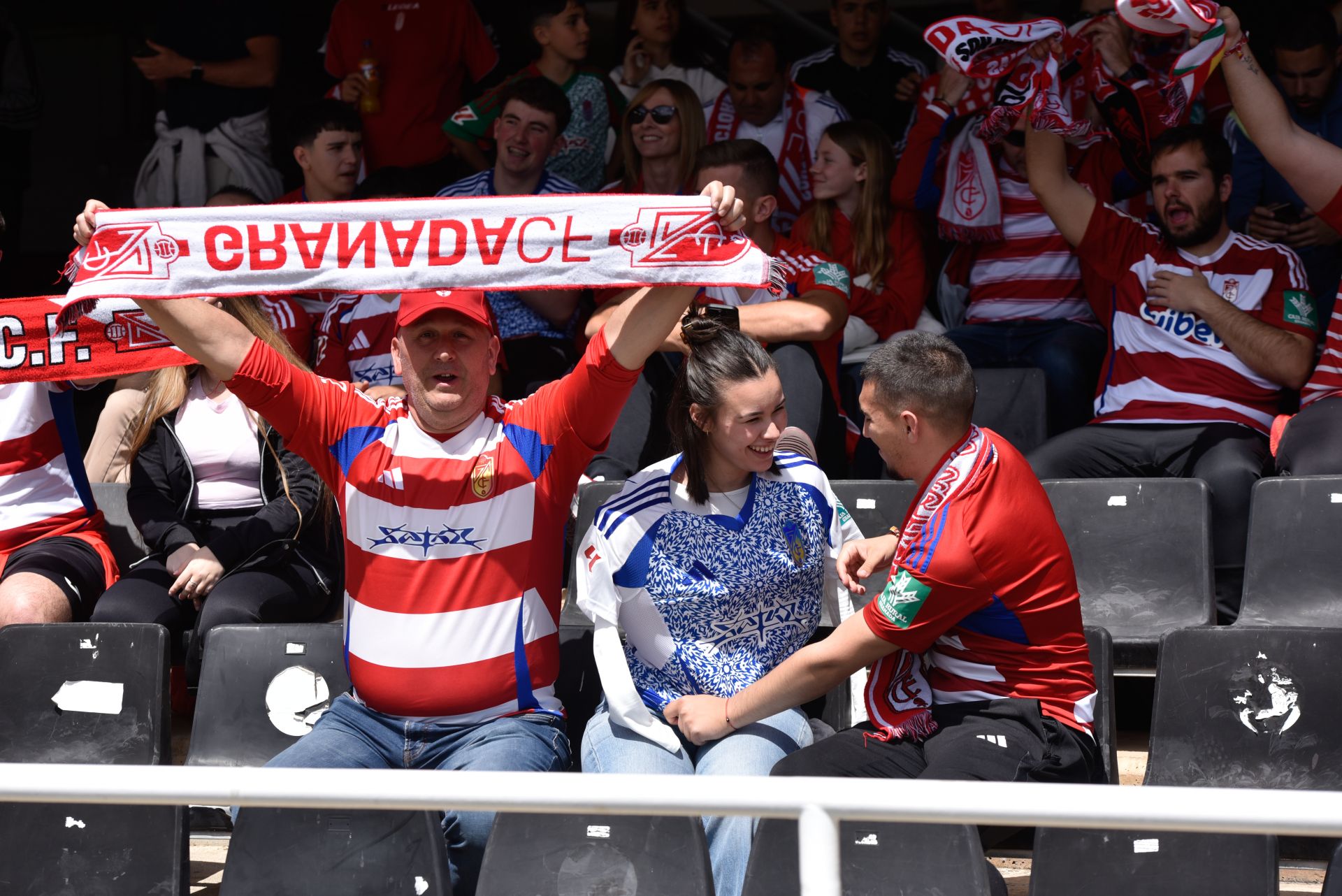 Encuéntrate en la grada del Cartagonova en el Cartagena - Granada CF
