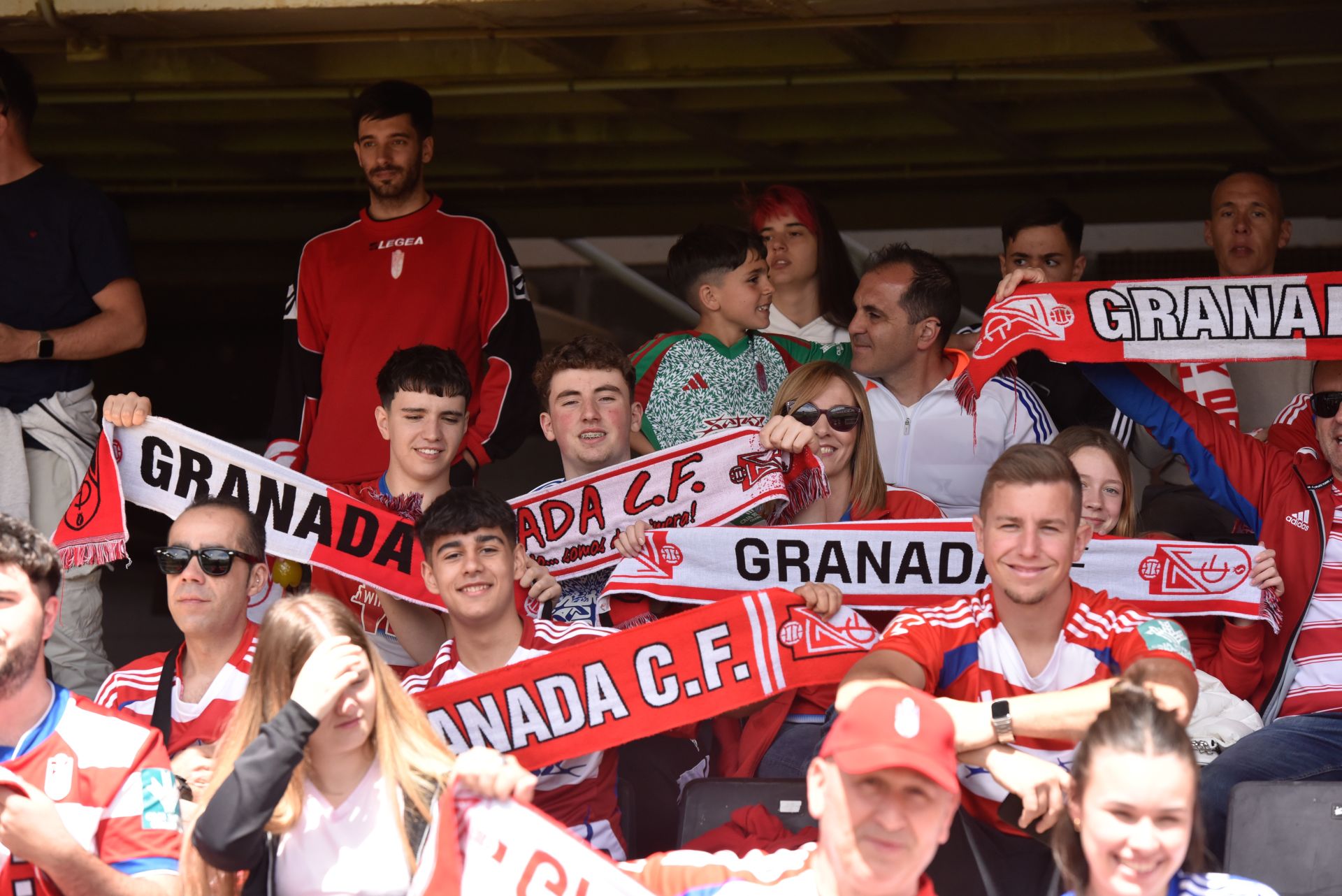 Encuéntrate en la grada del Cartagonova en el Cartagena - Granada CF