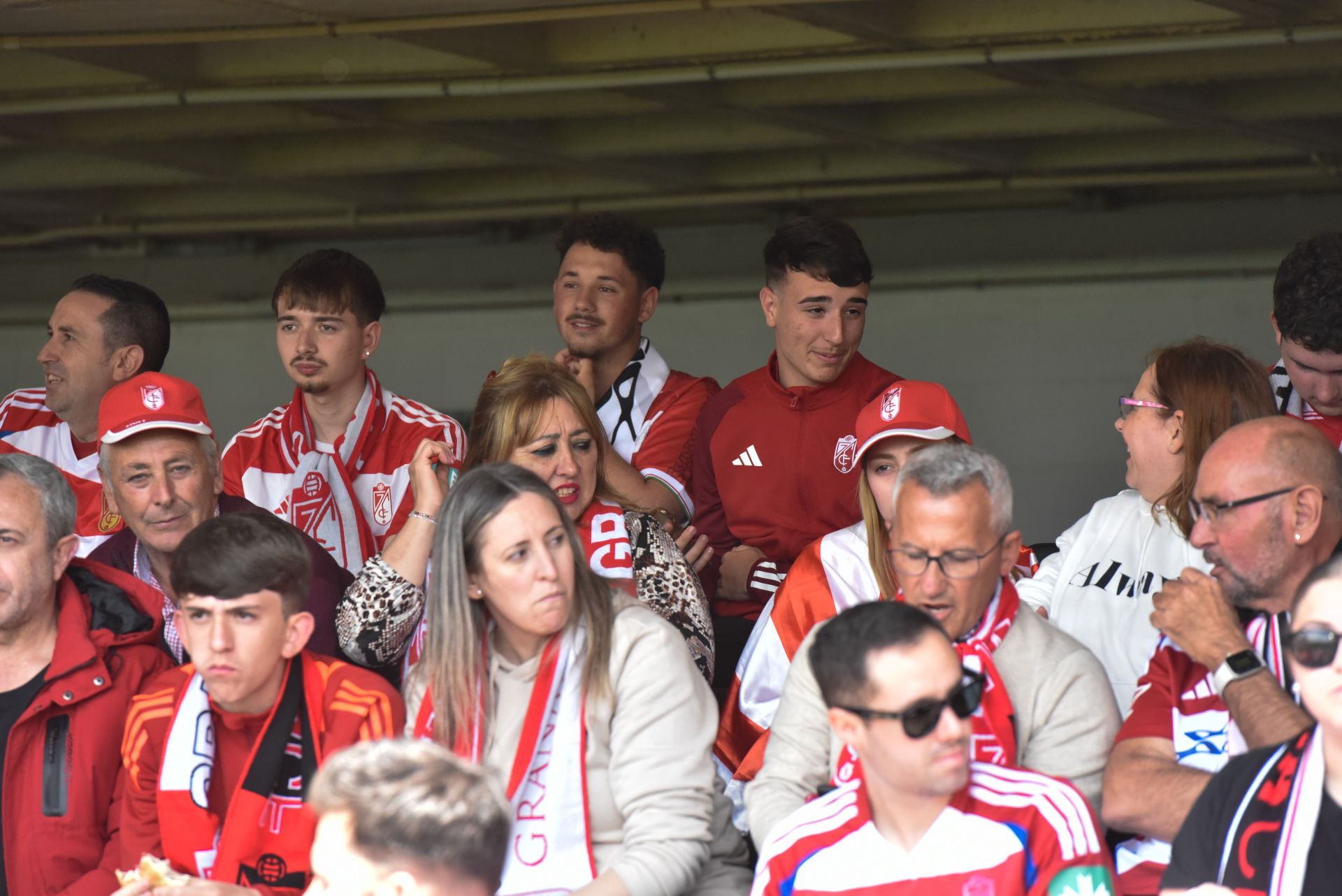 Encuéntrate en la grada del Cartagonova en el Cartagena - Granada CF