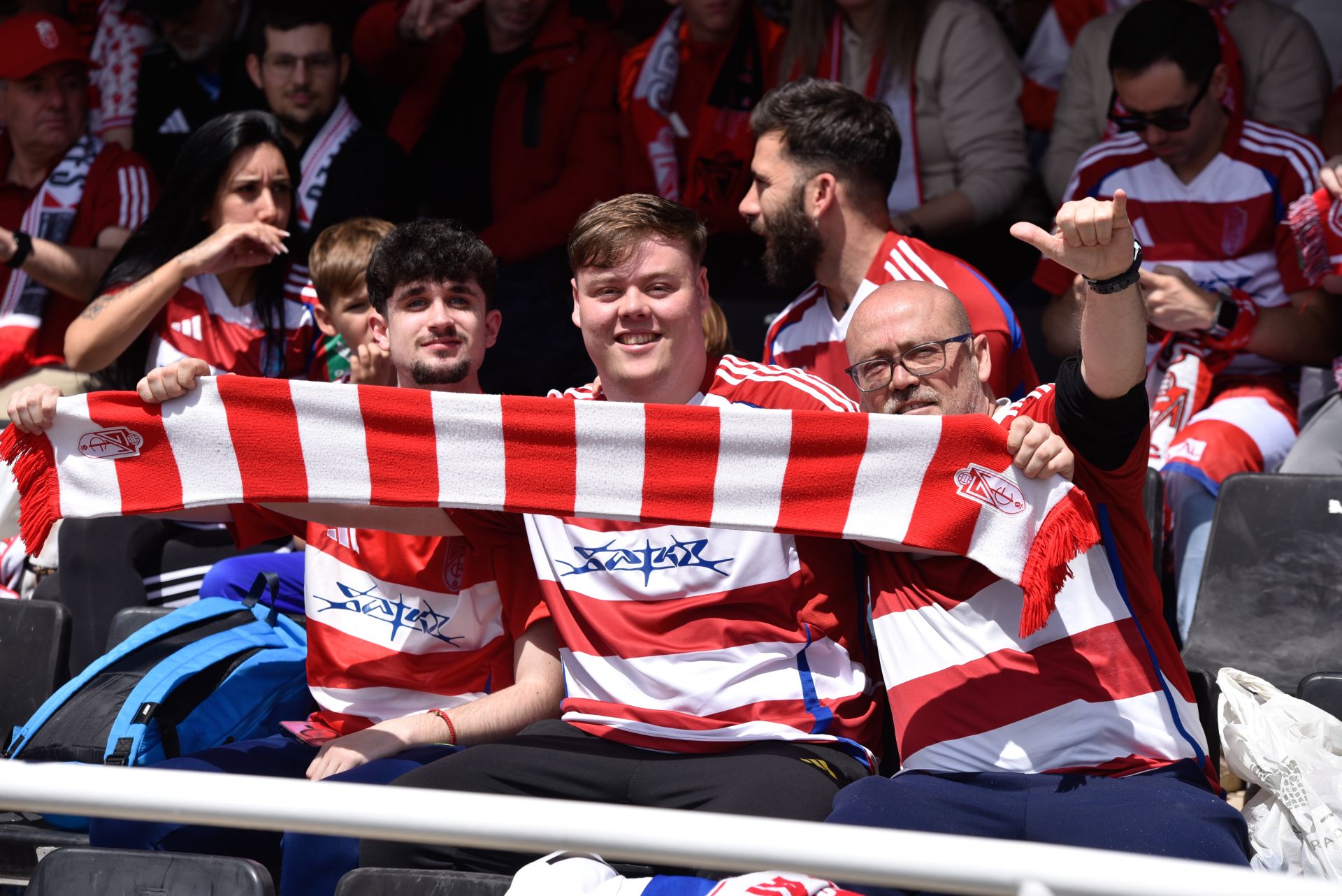 Encuéntrate en la grada del Cartagonova en el Cartagena - Granada CF