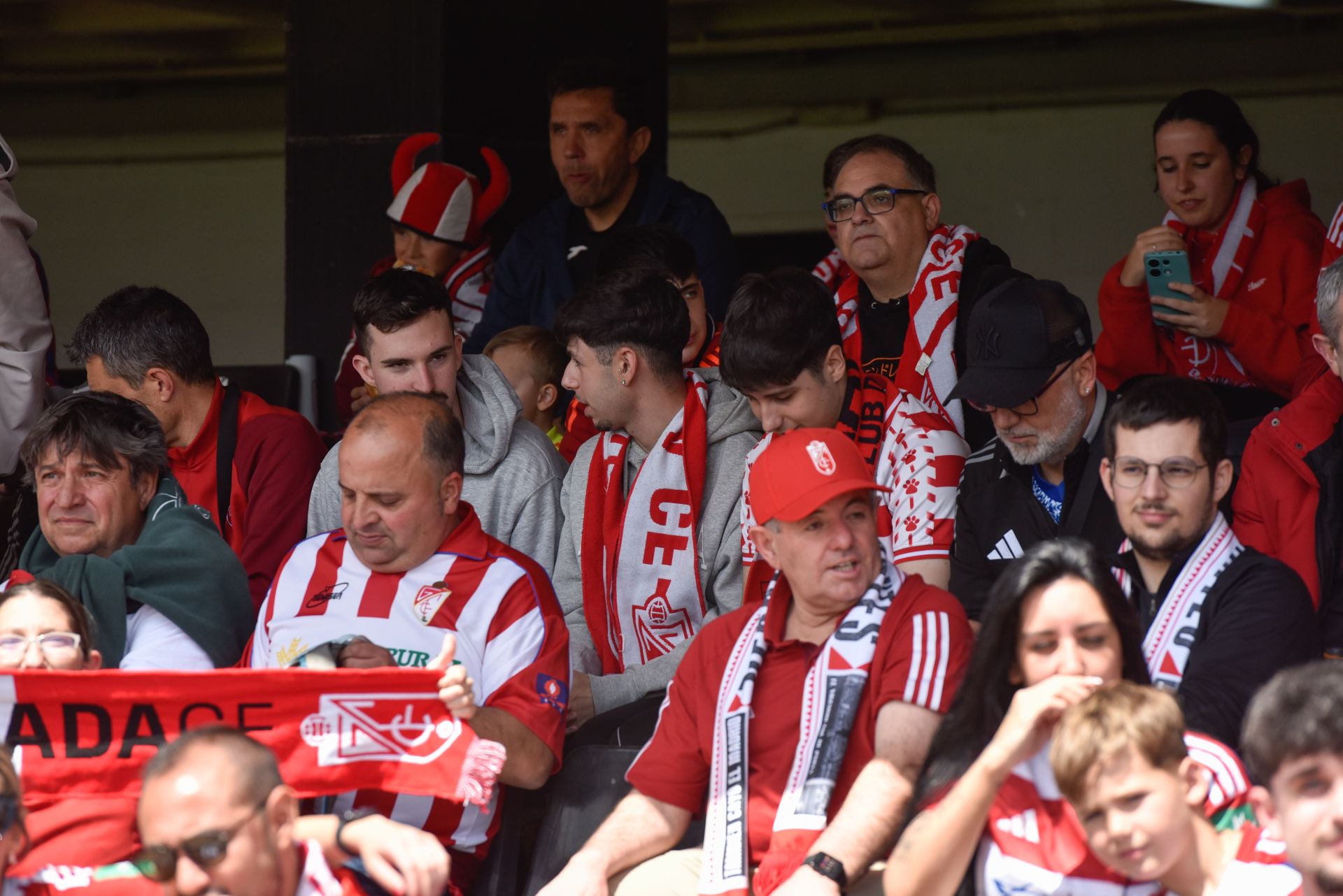Encuéntrate en la grada del Cartagonova en el Cartagena - Granada CF