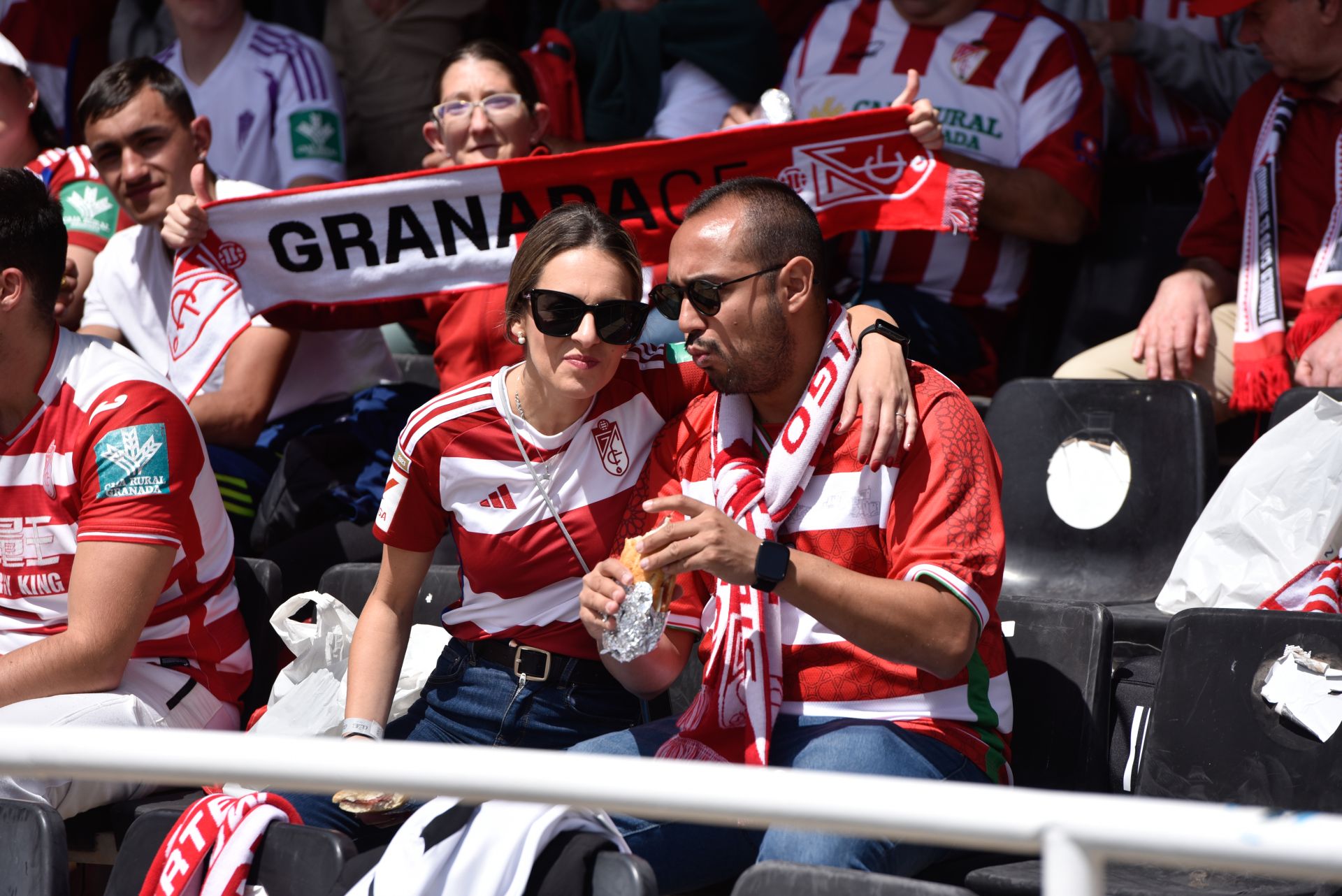 Encuéntrate en la grada del Cartagonova en el Cartagena - Granada CF