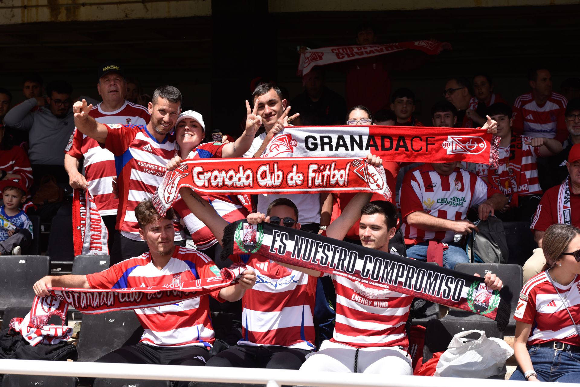 Encuéntrate en la grada del Cartagonova en el Cartagena - Granada CF