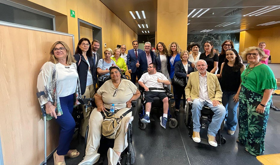 El consejero de Justicia, José Antonio Nieto, con representantes de personas con discapacidad en Almería.